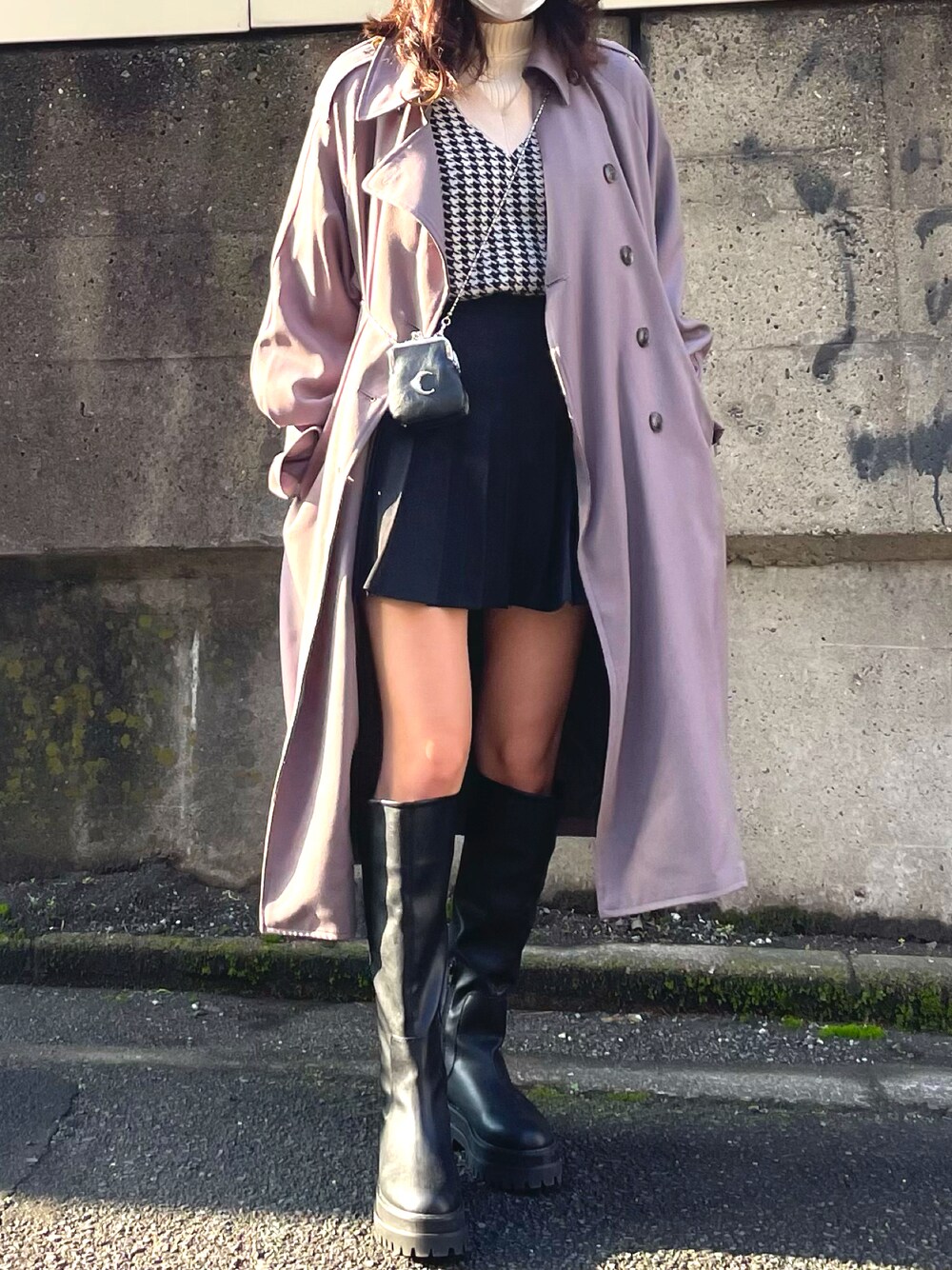 ブラック系のブーツ、パープル系のトレンチコート、ブラック系のスカートを着用したレディースの冬コーディネートの1枚目の写真