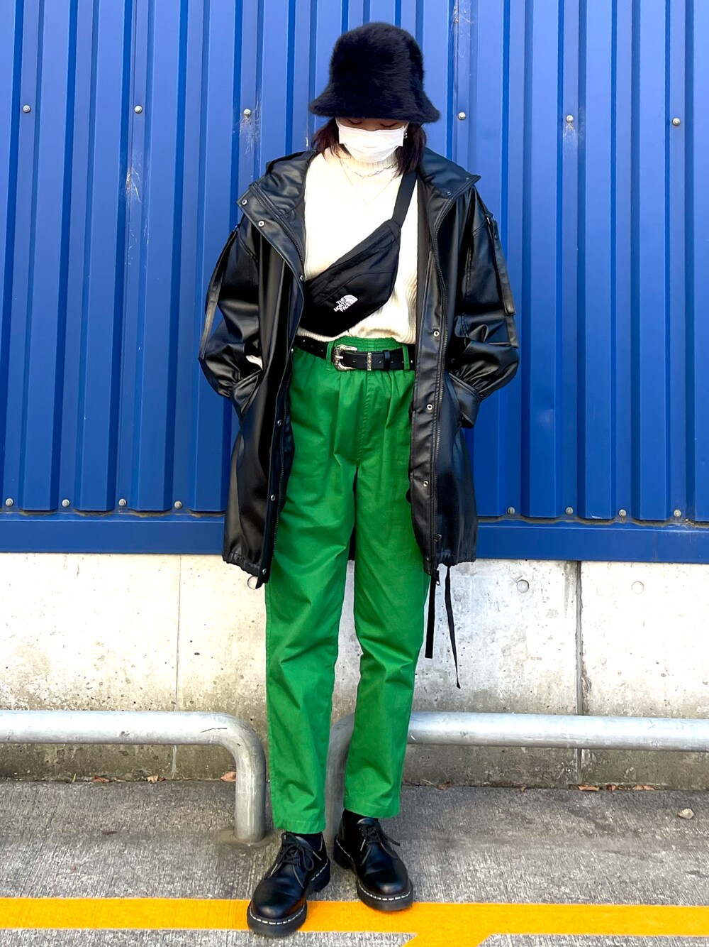 ホワイト系のニット/セーター、ブラック系のボディバッグ/ウエストポーチ、ブラック系のその他アウターを着用したレディースの冬コーディネートの1枚目の写真