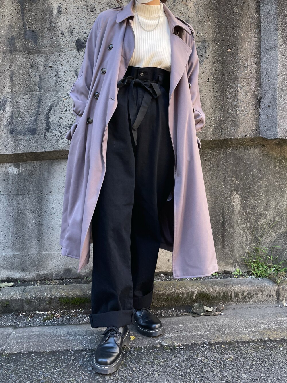 ブラック系のドレスシューズ、ブラック系のデニムパンツ、ホワイト系のニット/セーターを着用したレディースの秋コーディネートの1枚目の写真