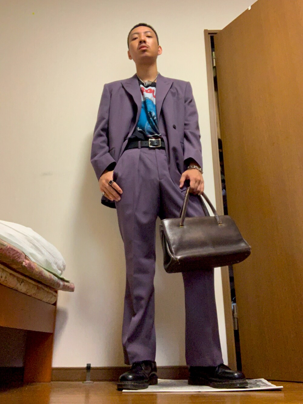 パープル系のテーラードジャケット、パープル系のスラックス、ブラック系のブーツを着用したメンズの秋コーディネートの1枚目の写真