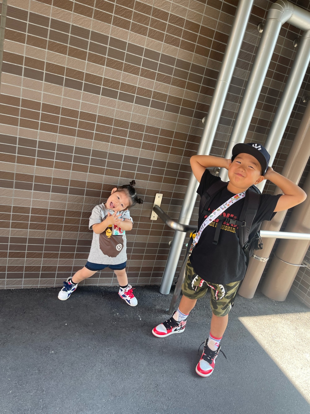 「ロゴT、キッズファッション、ストリート」｜「NIKEのアイテム（スニーカー、ホワイト系）」を使った、omi0131さん（キッズ・125cm）の春コーディネートの1枚目の写真