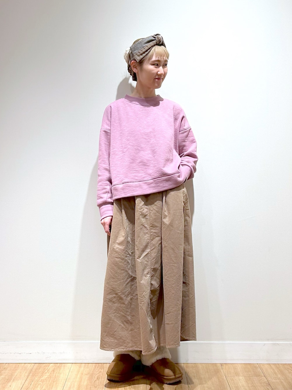 「今日のコーデ、シンプルコーデ、秋服、低身長女子、大人カジュアル、冬のコーデ、秋冬、大人ガーリー、カジュアルガーリー、ピンク、スカート、スウェット、フレアスカート、カジュアルコーデ、スウェットコーデ」｜「studio CLIPの選べる着丈スウェット（スウェット、パープル系）」を使った、ゆきなさん（骨格ナチュラル・レディース・154cm）の冬コーディネートの1枚目の写真