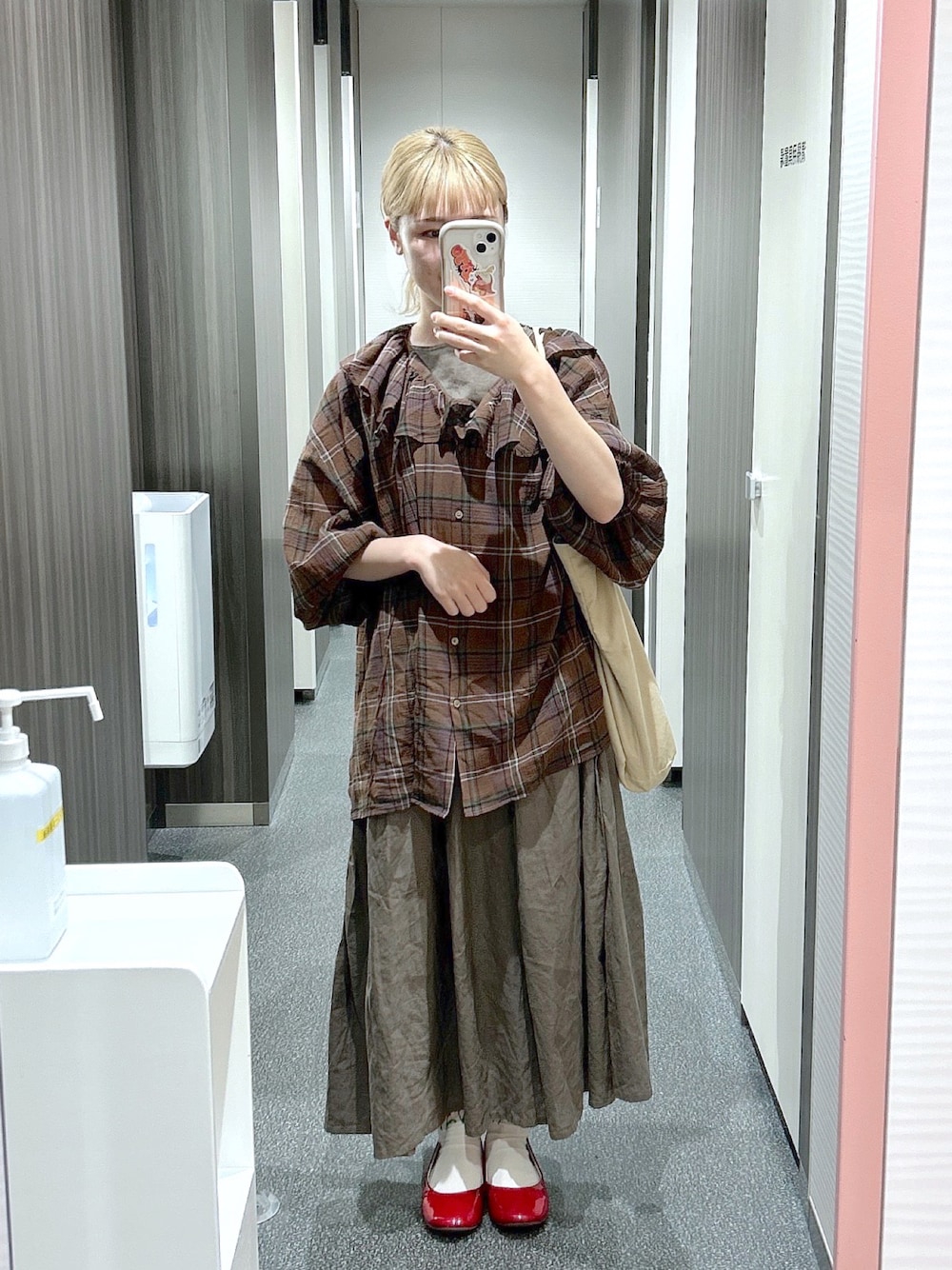 「柄シャツ、大人かわいい、大人コーデ、ナチュラルガーリー、ブラウス、フリルブラウス、ブラウンコーデ、ガーリーコーデ、ノースリーブワンピース、チェックシャツ、ボリューム袖、大人フェミニン、デザイントップス、美術館コーデ、デートコーデ」｜「studio CLIPの《natural by clip》コットンリネン切替ワンピース（ワンピース、ブラウン系）」を使った、ゆきなさん（レディース・154cm）の夏コーディネートの1枚目の写真