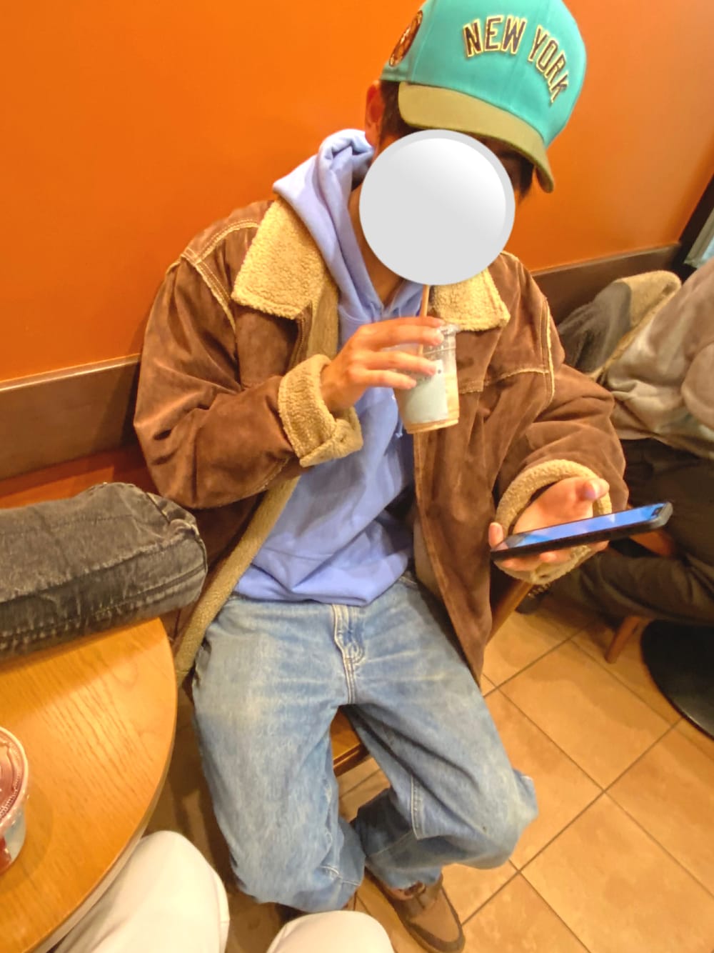 「お洒落さんとつながりたい、メンズファッション、スニーカーコーデ、シンプルスタイル、大人カジュアル、春コーデ、ストリートコーデ、ラフ、古着、いいね、save、フォローお願いします🤑、スニーカー、ワイドパンツ、冬コーデ、お出かけコーデ、キャップ」｜「NEW ERAのアイテム（キャップ、ブルー系）」を使った、【相互】Thorさん（メンズ・170cm）の冬コーディネートの1枚目の写真