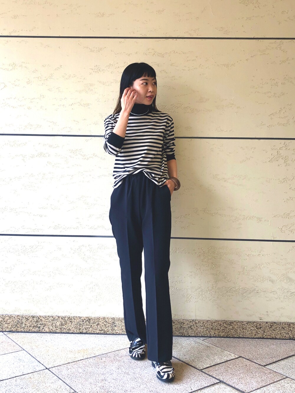 「ボーダー、ローファー、FORK&SPOON、パールネックレス、URBAN RESEARCH DOORS、ハイネック」｜「FORK&SPOONのアイテム（Tシャツ/カットソー、ブラック系）」を使った、うめさん（レディース・160cm）の秋コーディネートの1枚目の写真