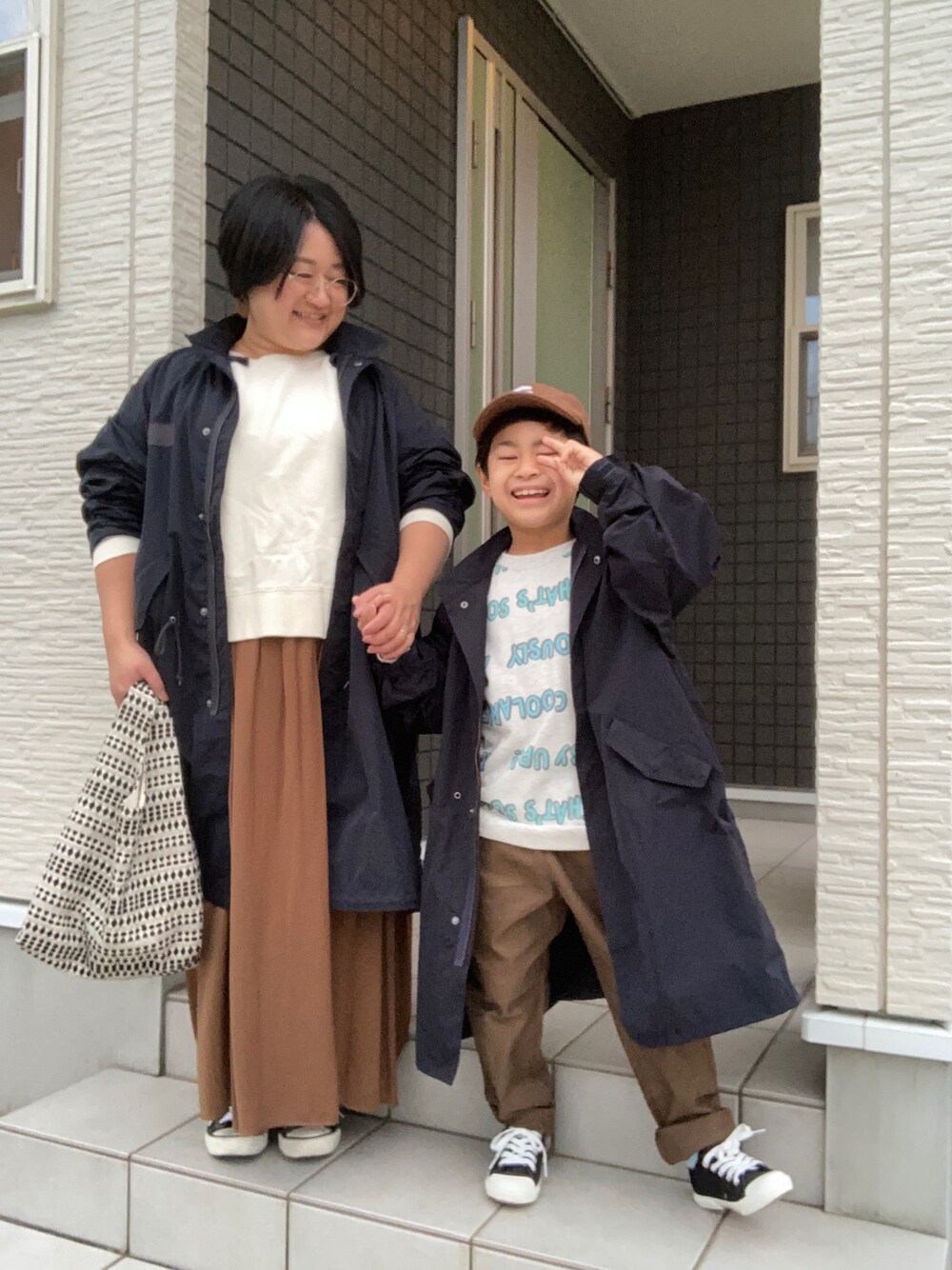 「モッズコート、wearhalloween2021、M65、スウェット、サテンスカート、マルシェバッグ、コンバース、メガネ女子、ショートヘア、ママコーデ、ママ＆息子、親子コーデ、ぽっちゃり、デブママですがなにか？、ありがとう꒰๑͒ •ꇵ͒•`๑͒꒱☁︎」｜「coenの【ユニセックス・WEB限定カラー】撥水M-65TYPE モッズコート#（モッズコート、ブルー系）」を使った、☁︎•ꇵ͒•`s☺︎+sa*॰¨̮さん（レディース・155cm）の秋コーディネートの1枚目の写真