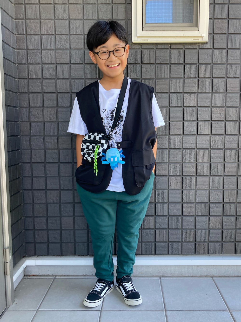 「秋服まるっと大公開、Tシャツ、ベスト、スウェットパンツ、サルエルパンツ、スニーカー、ショルダーバッグ、ポシェット、めがね、男の子、9歳、小学生、ありがとう꒰๑͒ ु•ꇵ͒•`๑͒꒱☁︎」｜「GLAZOSのポリツイルフィッシャーマンベスト（ベスト、ブラック系）」を使った、☁︎•ꇵ͒•`s☺︎+sa*॰¨̮さん（キッズ・130cm）の秋コーディネートの1枚目の写真