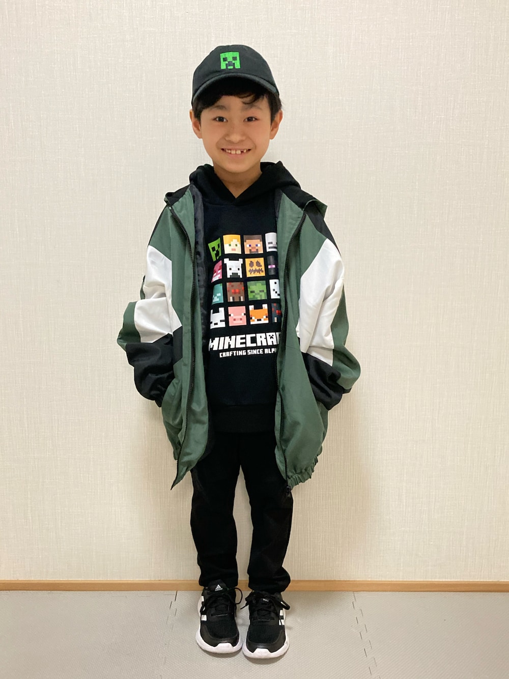 「マウンテンパーカー、マイクラ、パーカー、スウェットパンツ、adidas、スニーカー、キャップ、ビッグシルエット、グリーン、男の子、小学生、7歳、ありがとう꒰๑͒ •ꇵ͒•`๑͒꒱☁︎」｜「Birthdayのウインドブレーカー☁︎130/140cm（マウンテンパーカー、グリーン系）」を使った、☁︎•ꇵ͒•`s☺︎+sa*॰¨̮さん（キッズ・120cm）の冬コーディネートの1枚目の写真