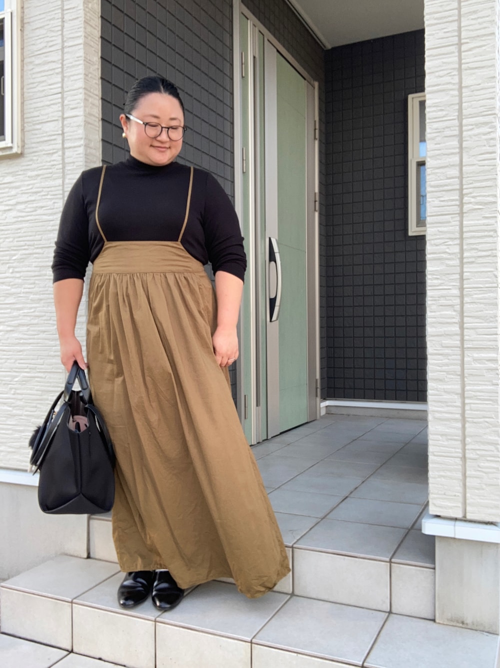 ブラック系のTシャツ/カットソー、イエロー系のワンピース、ブラック系のドレスシューズを着用したレディースの秋コーディネートの1枚目の写真