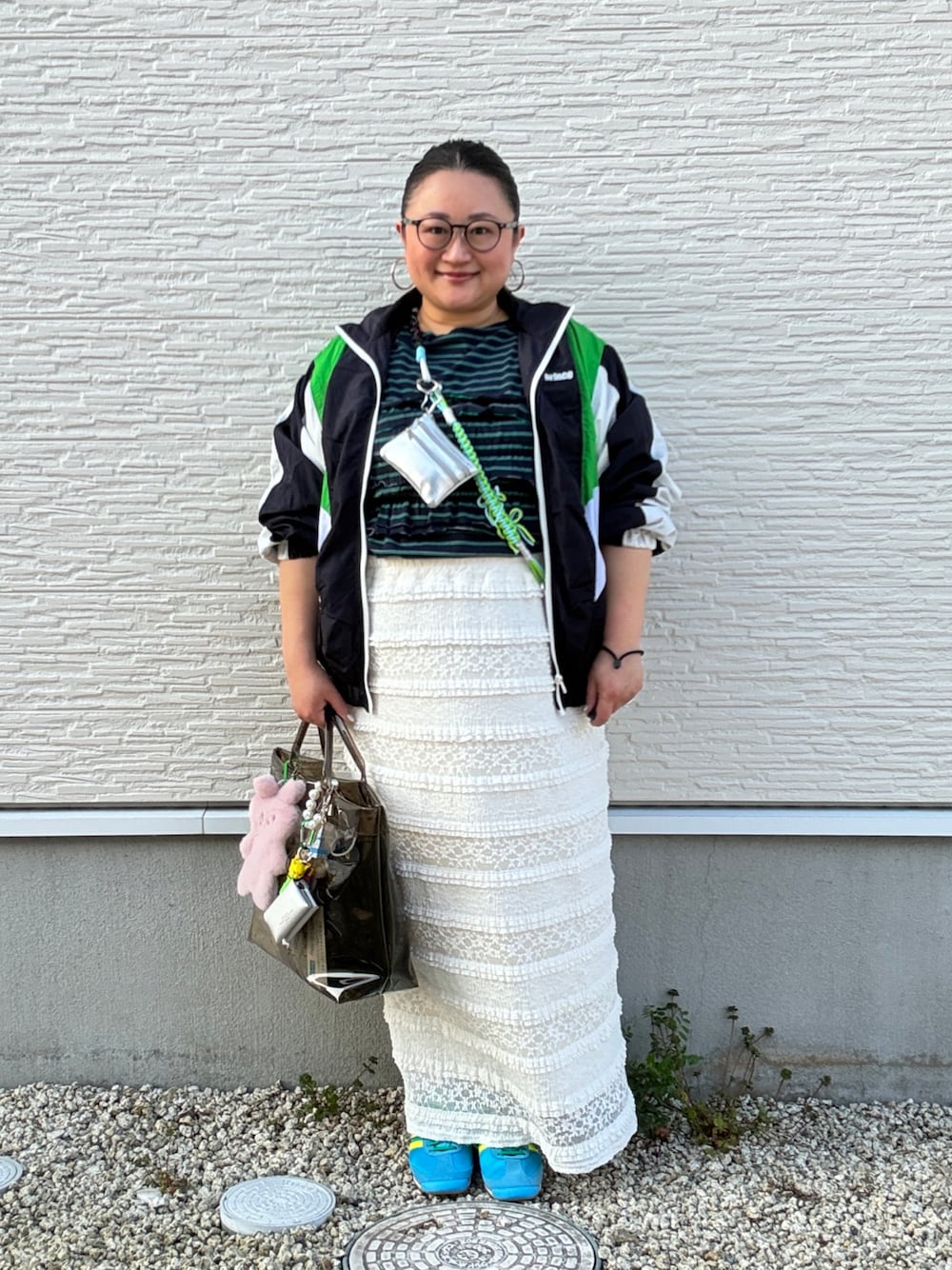 ブルー系のブルゾン、ブルー系のTシャツ/カットソー、ブルー系のスニーカーを着用したレディースの春コーディネートの1枚目の写真