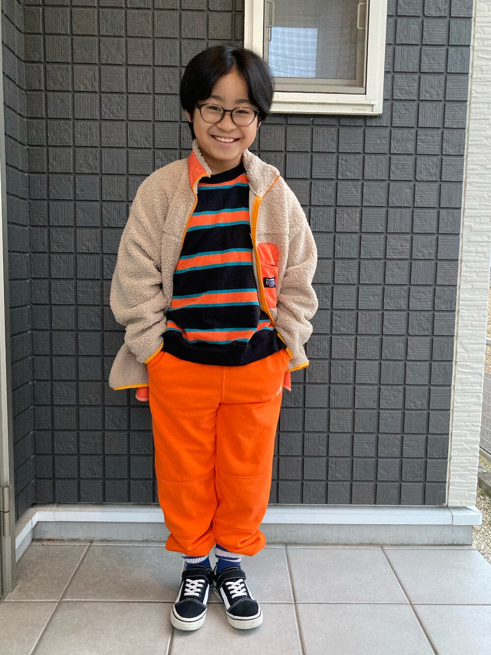 「ボア、ボアジャケット、スウェット、ボーダートップス、スウェットパンツ、オレンジ、スニーカー、ラインソックス、プチプラ、男の子、9歳、小学生、通学コーデ、ありがとう꒰๑͒ ु•ꇵ͒•`๑͒꒱☁︎」｜「PAIRMANON STREETの【PAIRMANON STREET】【もこもこボア】配色スタンドカラーボアブルゾン（その他アウター、ベージュ系）」を使った、☁︎•ꇵ͒•`s☺︎+sa*॰¨̮さん（キッズ・130cm）の冬コーディネートの1枚目の写真