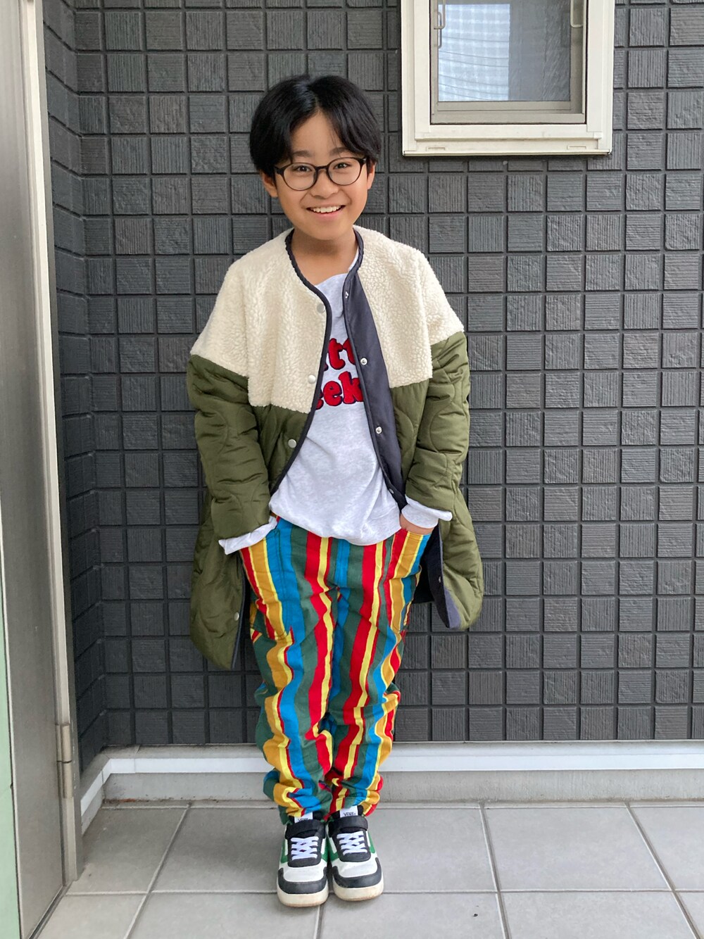 「キルティング、キルティングジャケット、スウェット、ロゴスウェット、ストライプパンツ、サルエルパンツ、スニーカー、めがね、男の子、9歳、小学生、ありがとう꒰๑͒ ु•ꇵ͒•`๑͒꒱☁︎」｜「antiquaの先行受注会!期間限定9月16日17時締め切り。売り切れ次第終了。コート ボア×キルティングの異素材使いが断然お洒落。（モッズコート、グリーン系）」を使った、☁︎•ꇵ͒•`s☺︎+sa*॰¨̮さん（キッズ・130cm）の冬コーディネートの1枚目の写真