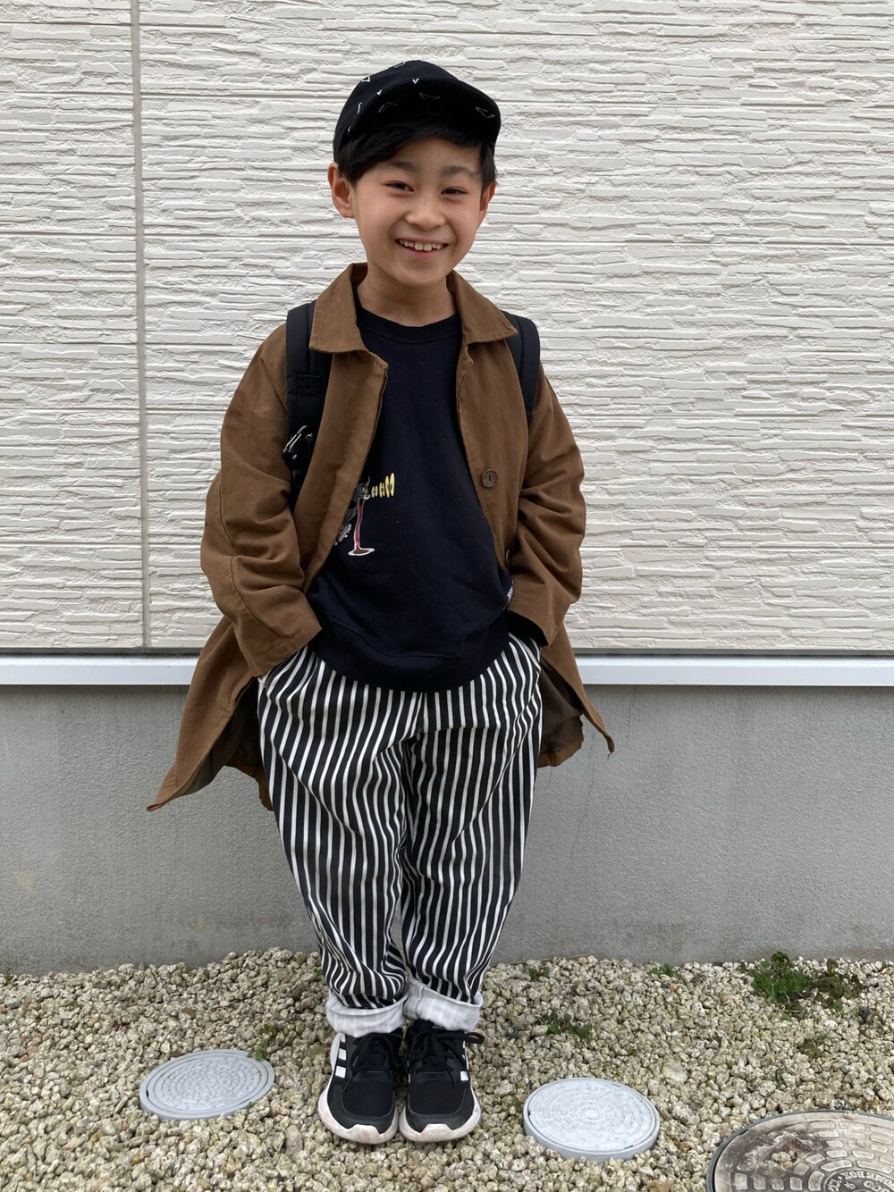 「チョコ色に染まれ、ステンカラーコート、ブラウン、スウェット、トムとジェリー、ストライプ、シェフパンツ、adidas、キャップ、リュック、7歳、小学生、男の子、ありがとう꒰๑͒ •ꇵ͒•`๑͒꒱☁︎」｜「DYH海外子供用品のブラウンコート☁︎140cm（ステンカラーコート、ブラウン系）」を使った、☁︎•ꇵ͒•`s☺︎+sa*॰¨̮さん（キッズ・121cm）の冬コーディネートの1枚目の写真