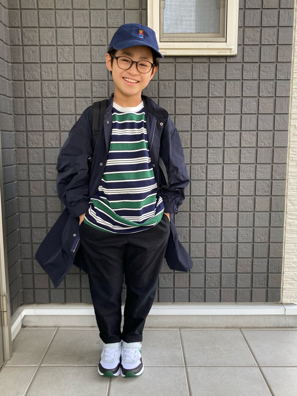 ブルー系のモッズコート、ブルー系のTシャツ/カットソー、ブラック系のその他パンツを着用したキッズの春コーディネートの1枚目の写真