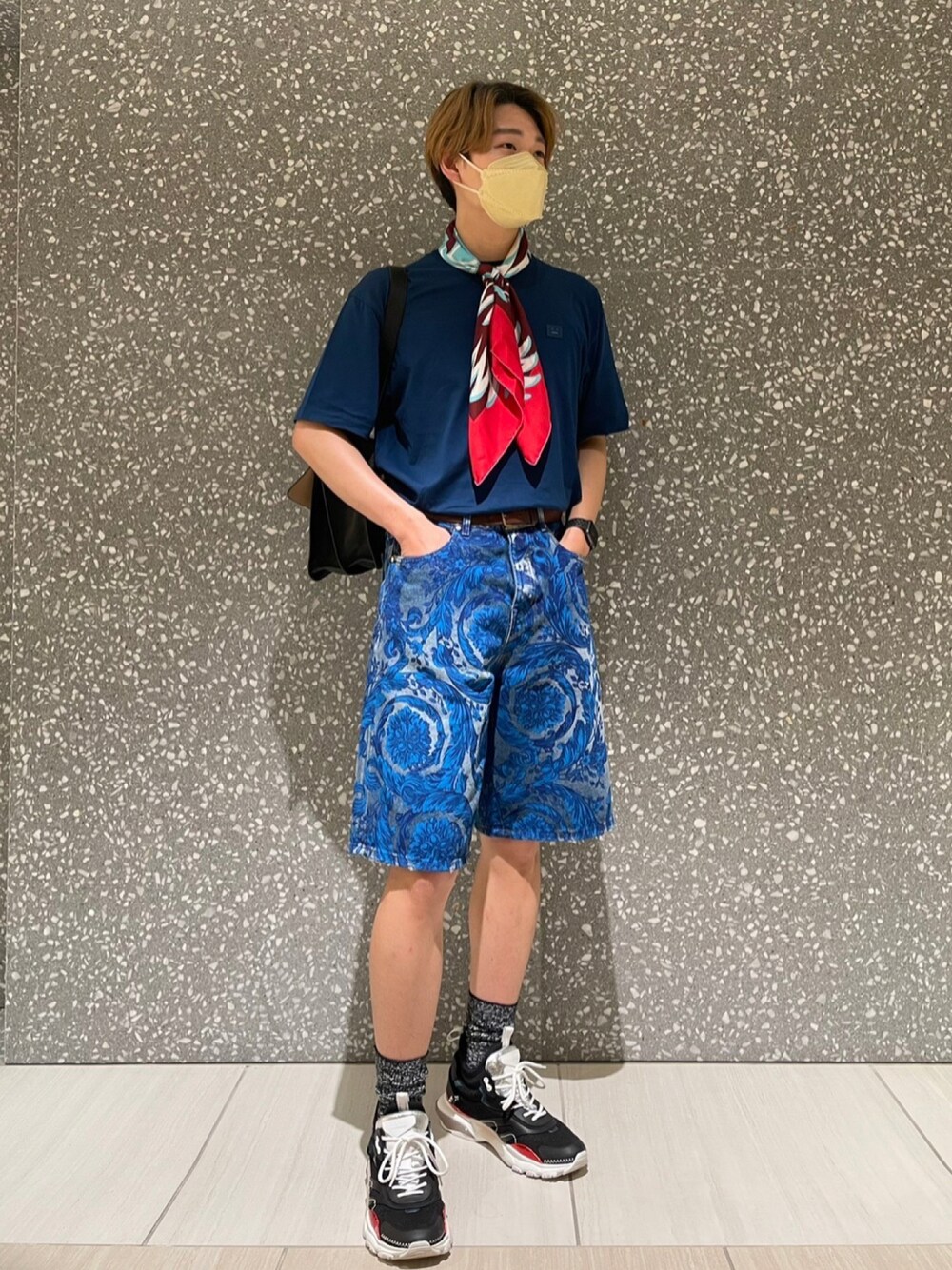 ブルー系のデニムパンツ、ブルー系のTシャツ/カットソーを着用したメンズの夏コーディネートの1枚目の写真