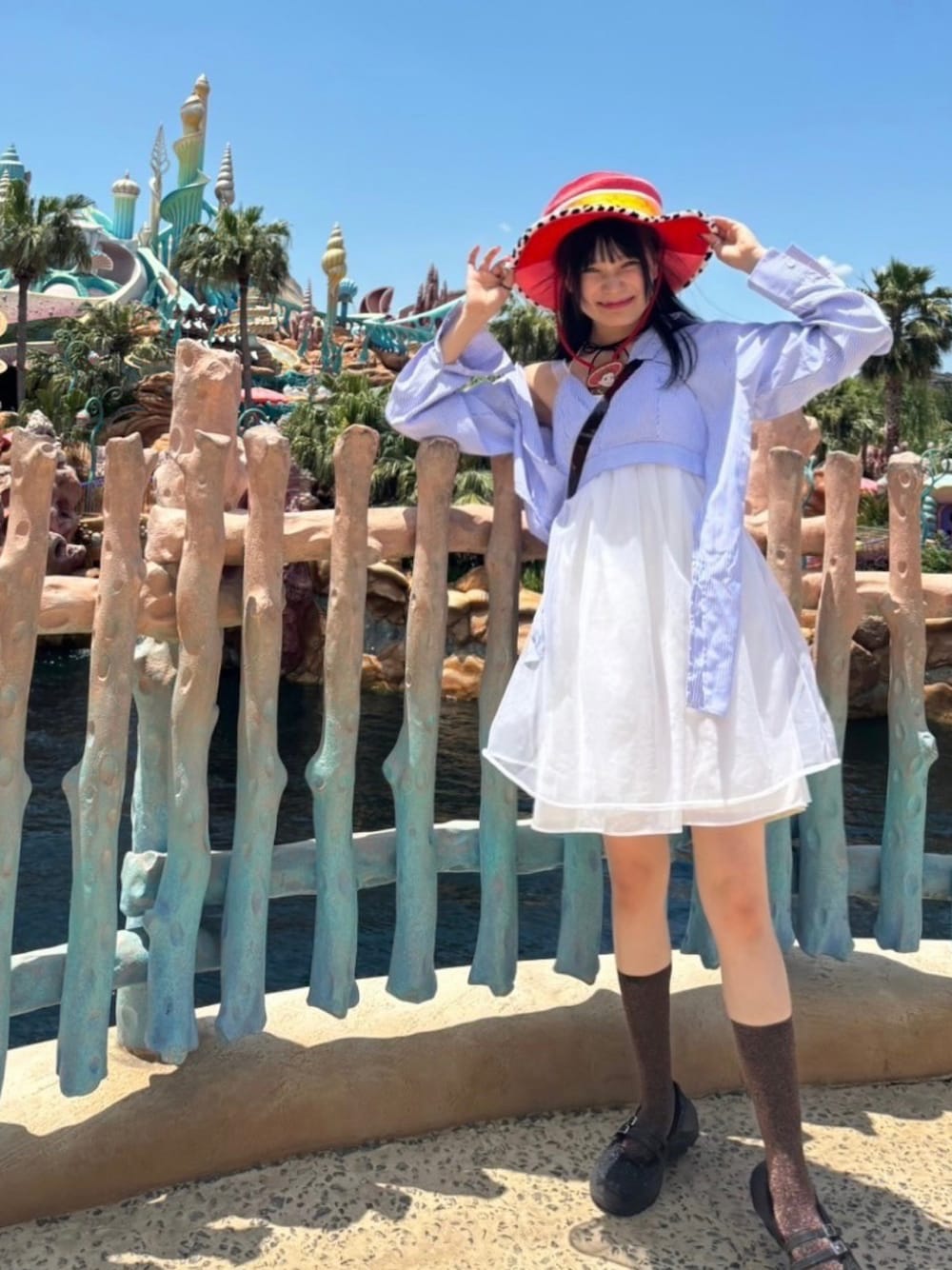 「ディズニーコーデ、ストライプ、ストライプシャツ、シャツ好き集まれ、休日スタイル、夏コーデ、リラックススタイル、キャミワンピ、ふわふわ、チュール、ラメ、グリッター、ジェシー、厚底シューズ、骨格ナチュラル」｜「Candy Stripperのアイテム（ショルダーバッグ、ブラウン系）」を使った、あめちゃぷす。さん（骨格ナチュラル・レディース・161cm）の夏コーディネートの1枚目の写真