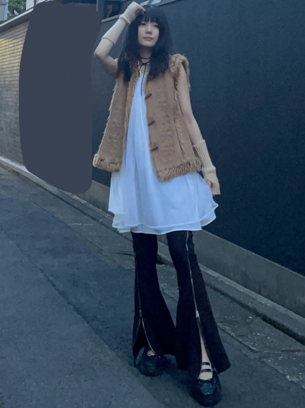 「おでかけコーデ、パンツスタイル、大人かわいい、おしゃれさんと繋がりたい、レイヤードスタイル、春夏コーデ、キャミワンピ、厚底シューズ、スリット、ノースリーブワンピース、古着、古着MIX、フレアパンツ、白、骨格ナチュラル」｜「VINTAGEのアイテム（ベスト、ベージュ系）」を使った、あめちゃぷす。さん（骨格ナチュラル・レディース・161cm）の夏コーディネートの1枚目の写真