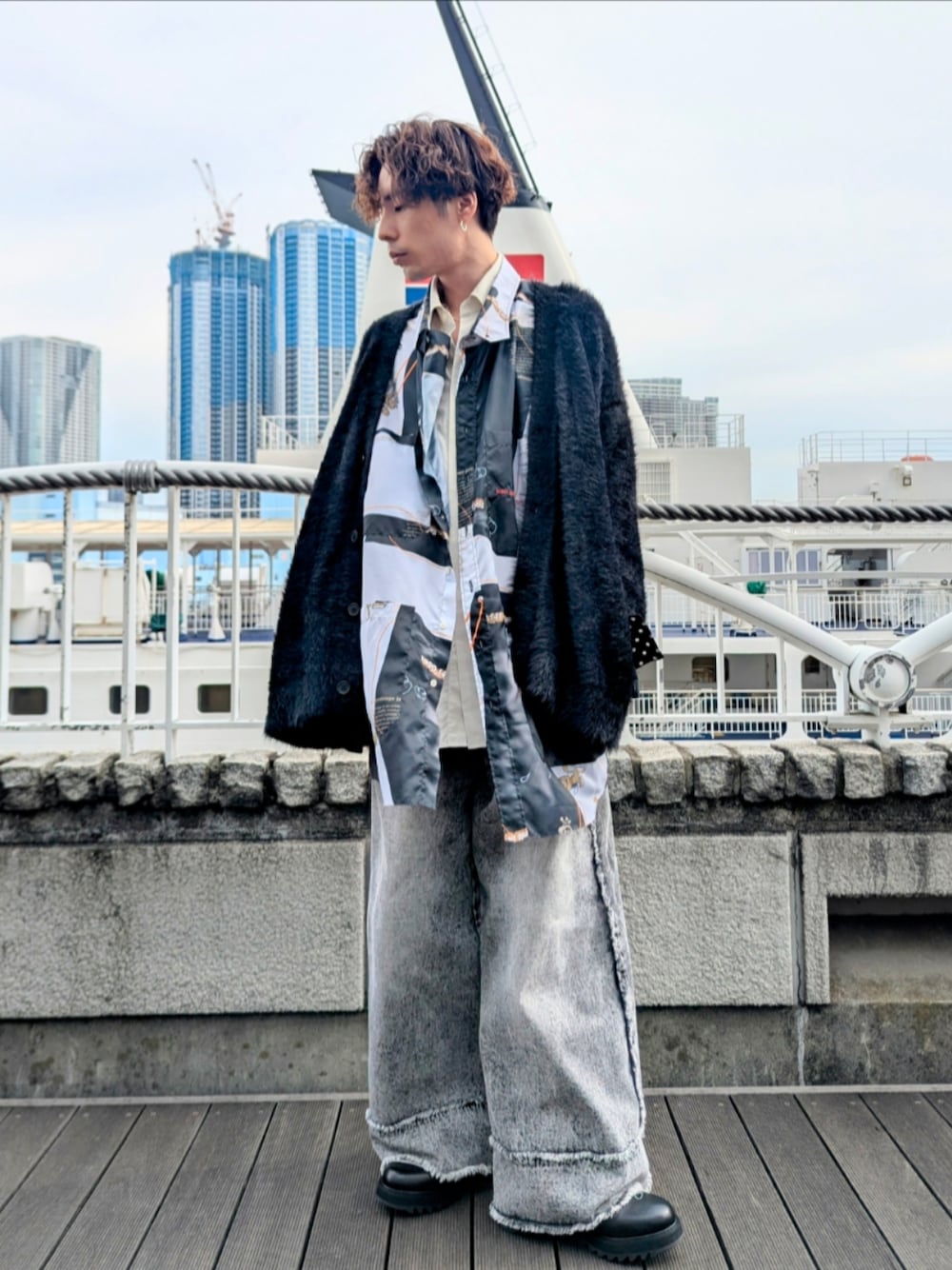 グレー系のデニムパンツ、ブラック系のドレスシューズ、その他のシャツ/ブラウスを着用したメンズの秋コーディネートの1枚目の写真