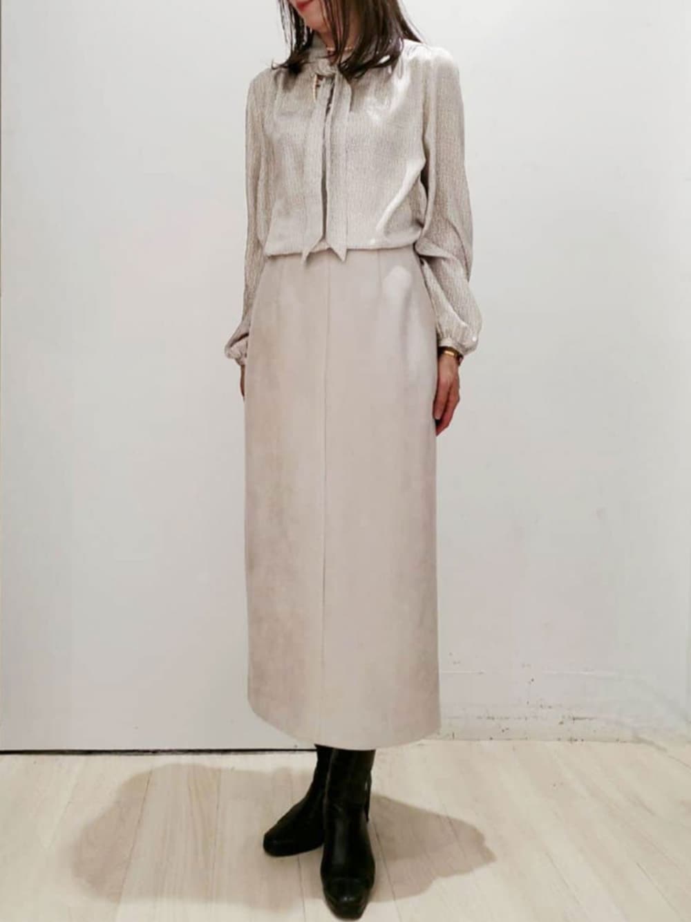 ホワイト系のシャツ/ブラウス、ベージュ系のスカートを着用したレディースの秋コーディネートの1枚目の写真