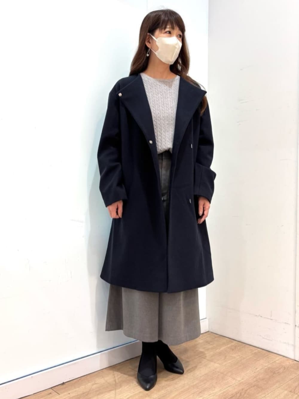 グレー系のその他パンツ、グレー系のニット/セーター、ブルー系のノーカラーコートを着用したレディースの秋コーディネートの1枚目の写真