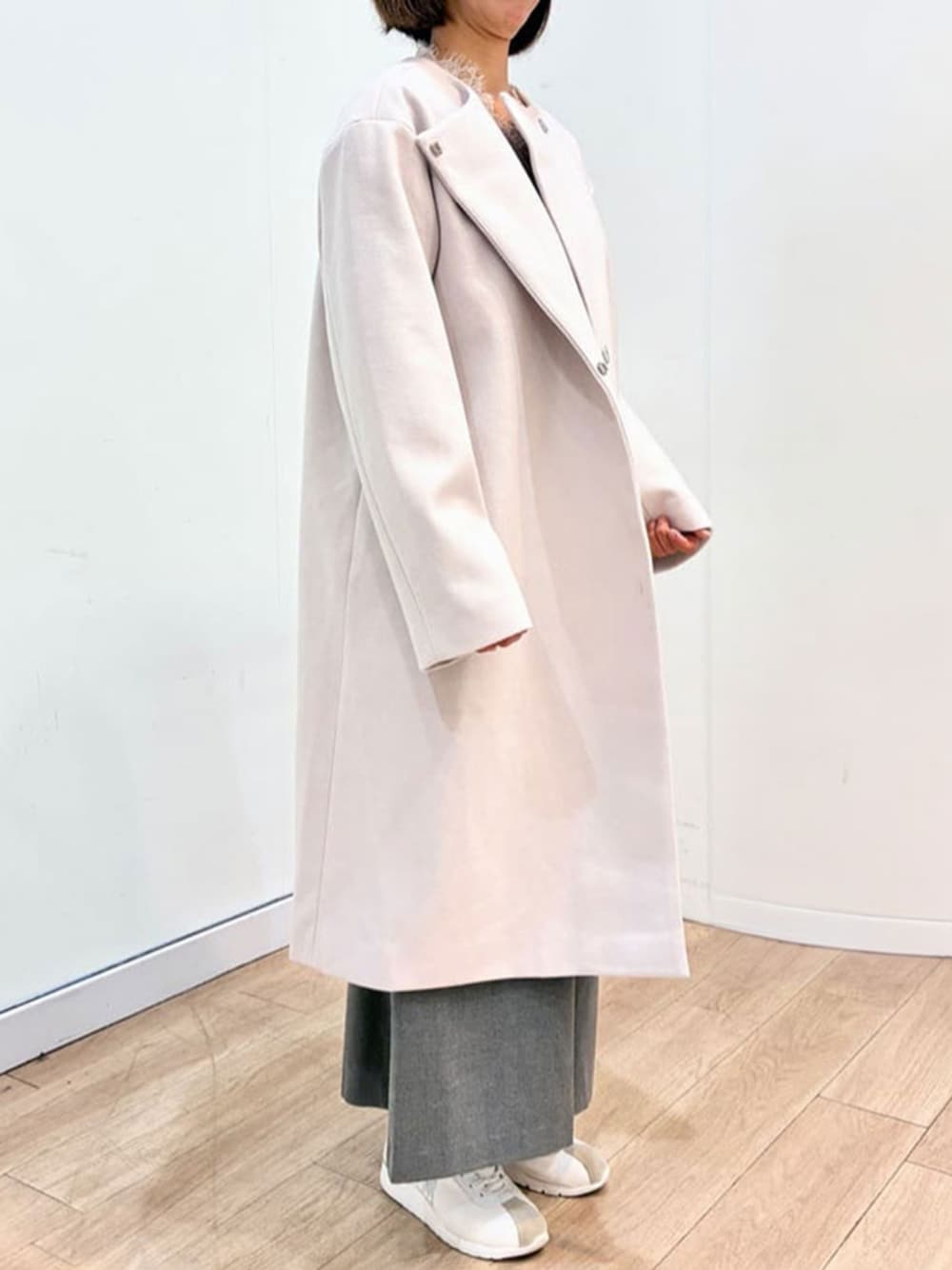 グレー系のその他パンツ、ベージュ系のノーカラーコートを着用したレディースの秋コーディネートの1枚目の写真