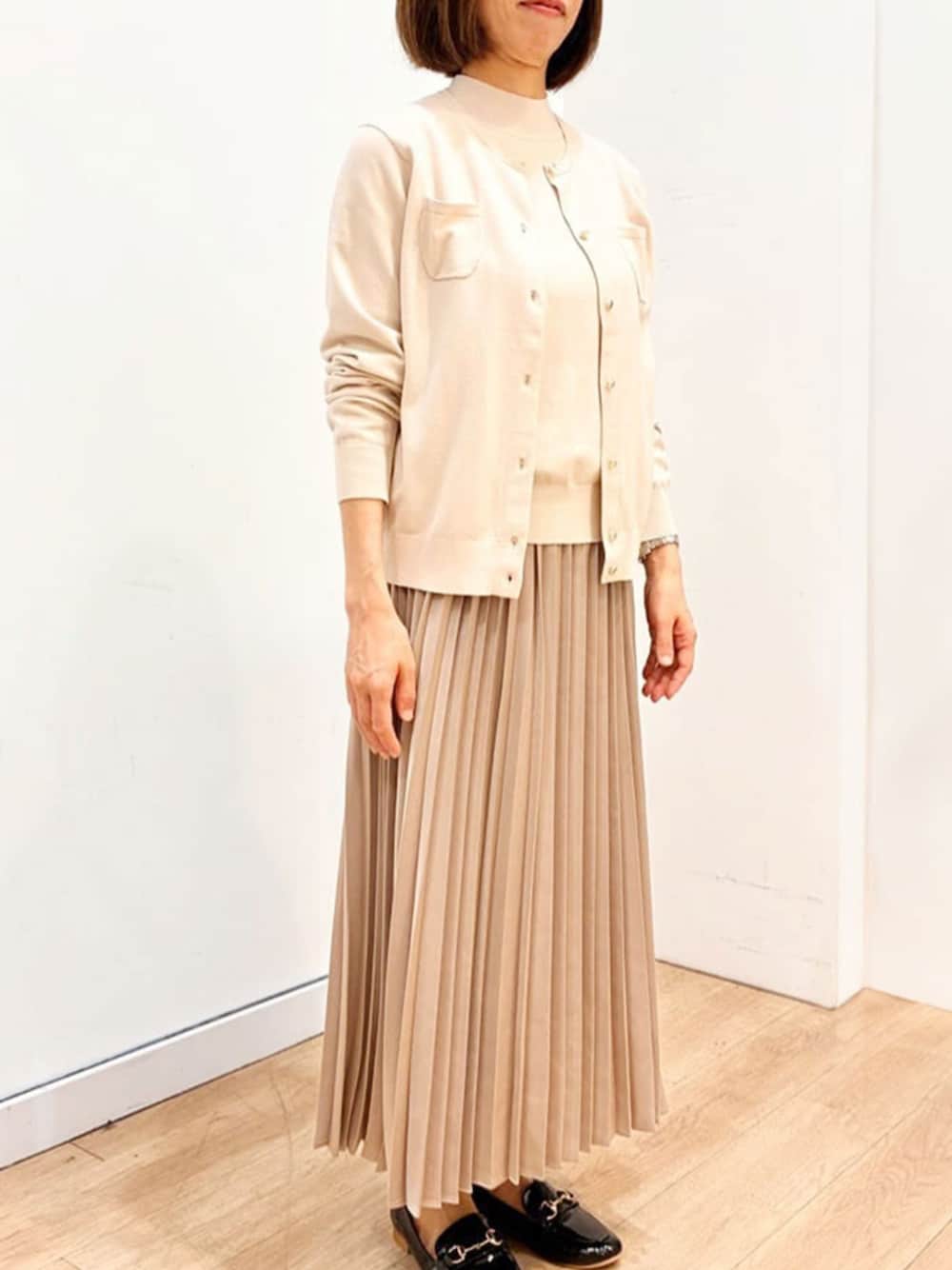 ベージュ系のスカート、ベージュ系のニット/セーターを着用したレディースの秋コーディネートの1枚目の写真