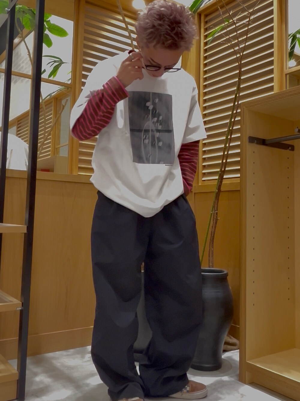 その他のTシャツ/カットソー、ブラウン系のTシャツ/カットソーを着用したメンズの夏コーディネートの1枚目の写真