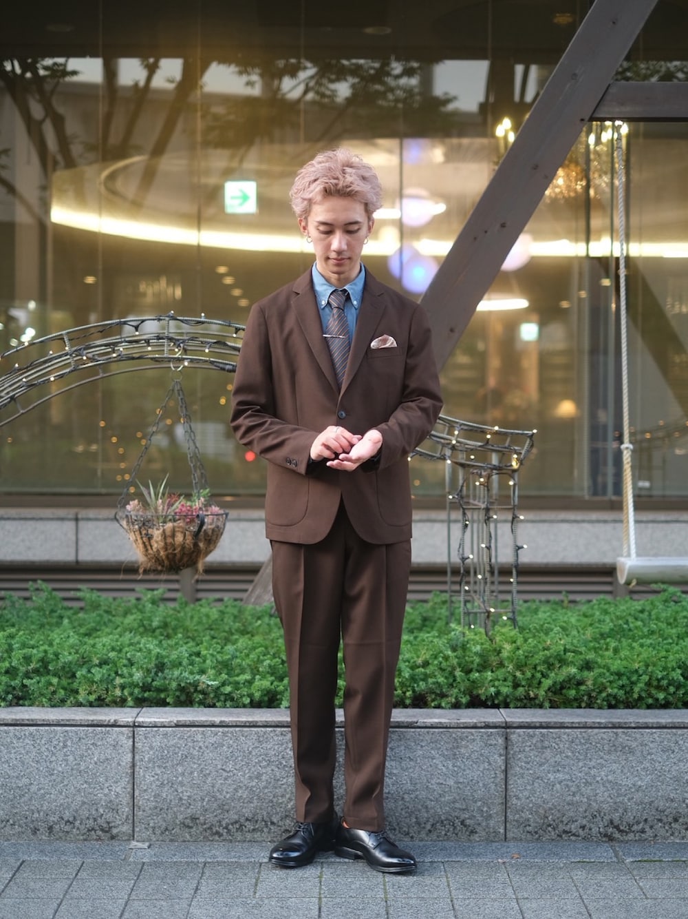 ブラウン系のその他アウター、ブラウン系のその他パンツ、ブルー系のシャツ/ブラウスを着用したメンズの秋コーディネートの1枚目の写真