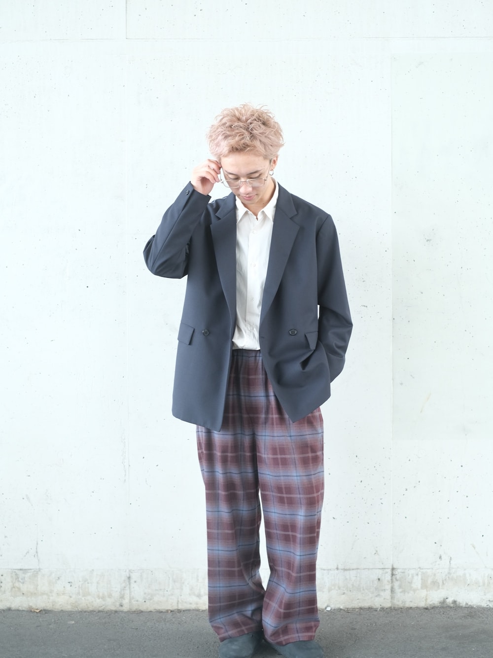 ブルー系のその他アウター、グレー系のシャツ/ブラウス、パープル系のその他パンツを着用したメンズの秋コーディネートの1枚目の写真