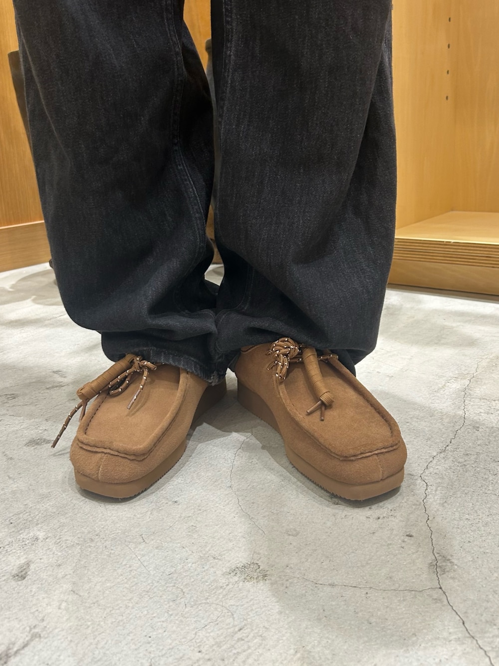 ブラウン系のモカシン/デッキシューズを着用したメンズの秋コーディネートの1枚目の写真
