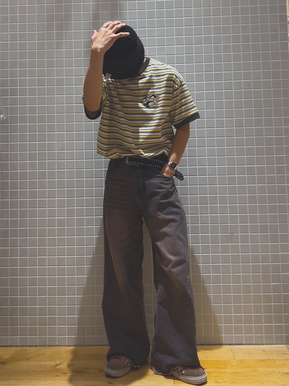 イエロー系のTシャツ/カットソーを着用したメンズの夏コーディネートの1枚目の写真