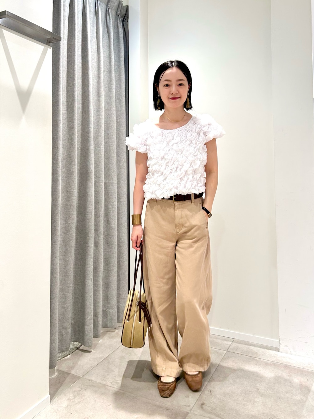 イエロー系のその他パンツ、ホワイト系のシャツ/ブラウス、ブラウン系のサンダルを着用したレディースの夏コーディネートの1枚目の写真