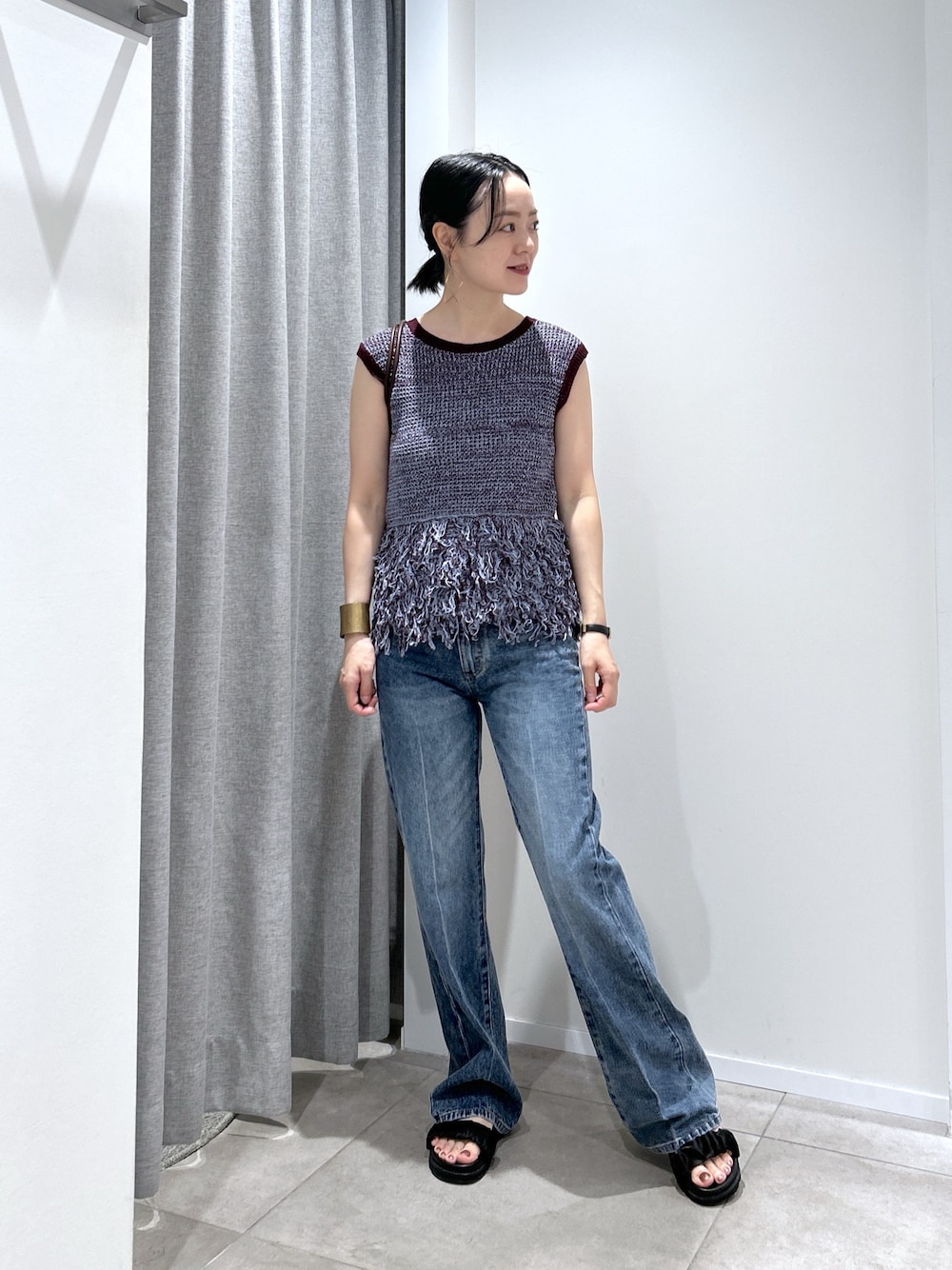ブルー系のその他パンツ、ブラウン系のニット/セーターを着用したレディースの夏コーディネートの1枚目の写真