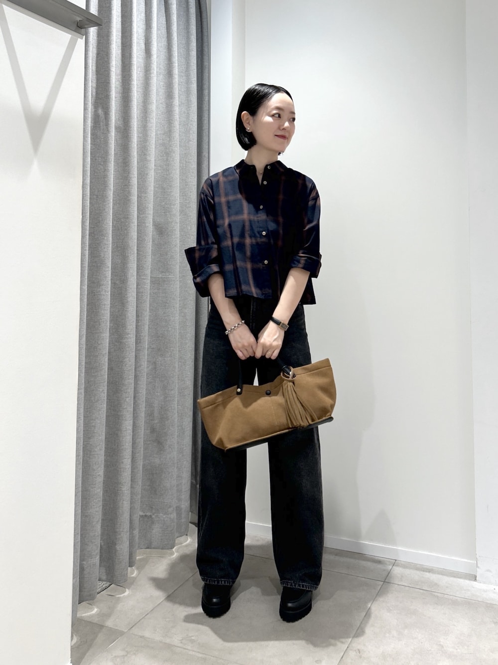 ブルー系のシャツ/ブラウス、ブラック系のデニムパンツ、ベージュ系のトートバッグを着用したレディースの夏コーディネートの1枚目の写真