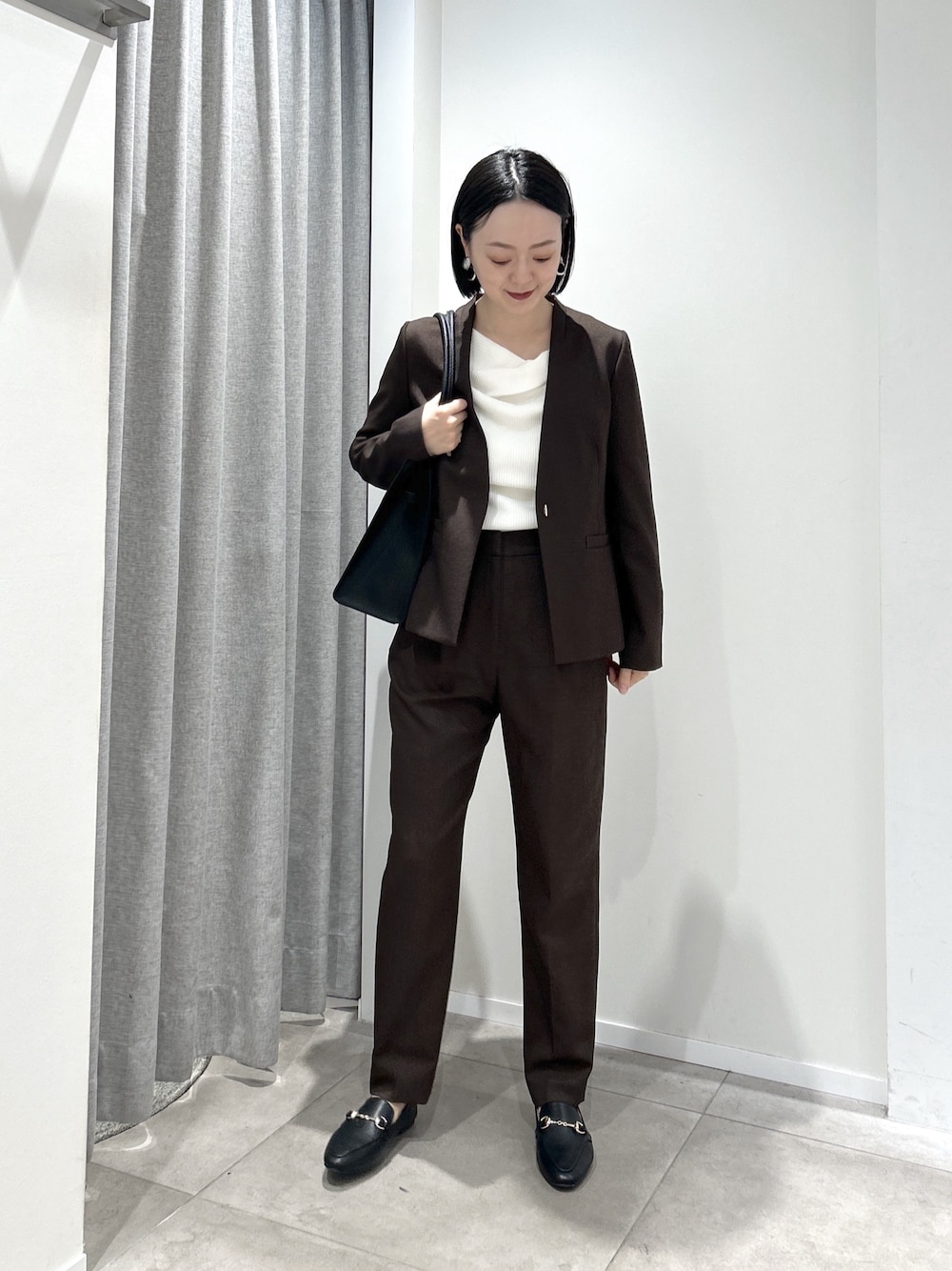 ブラウン系のその他パンツ、ブラック系のローファー、ブラック系のトートバッグを着用したレディースの秋コーディネートの1枚目の写真
