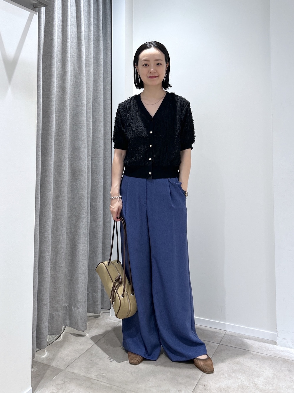 ブルー系のその他パンツ、ブラック系のカーディガン/ボレロ、ベージュ系のボストンバッグを着用したレディースの夏コーディネートの1枚目の写真