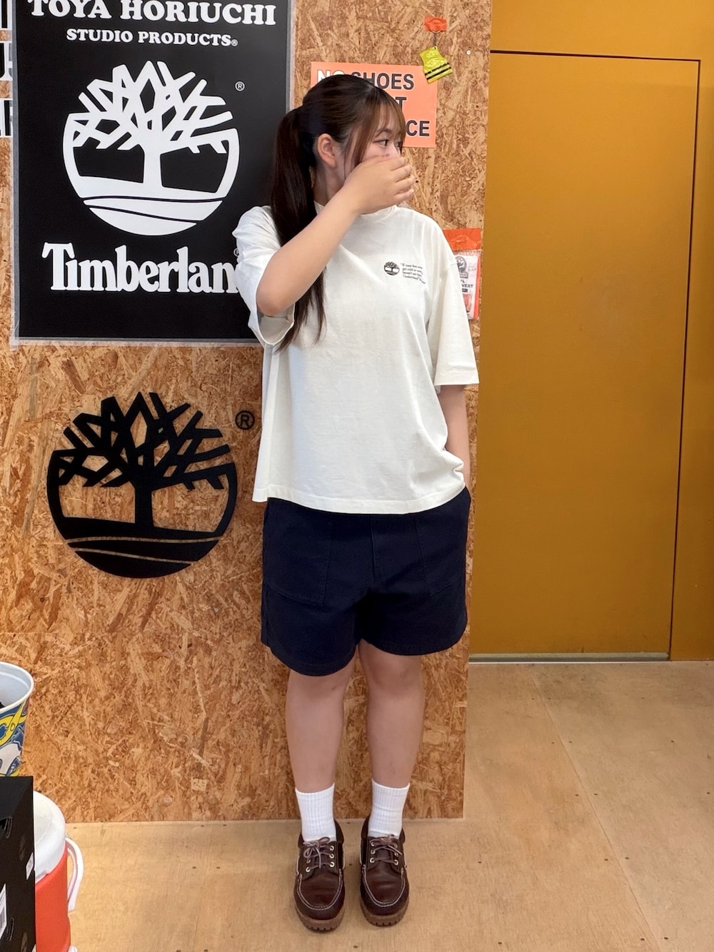 パープル系のその他パンツ、ホワイト系のTシャツ/カットソー、ブラウン系のモカシン/デッキシューズを着用したレディースの夏コーディネートの1枚目の写真