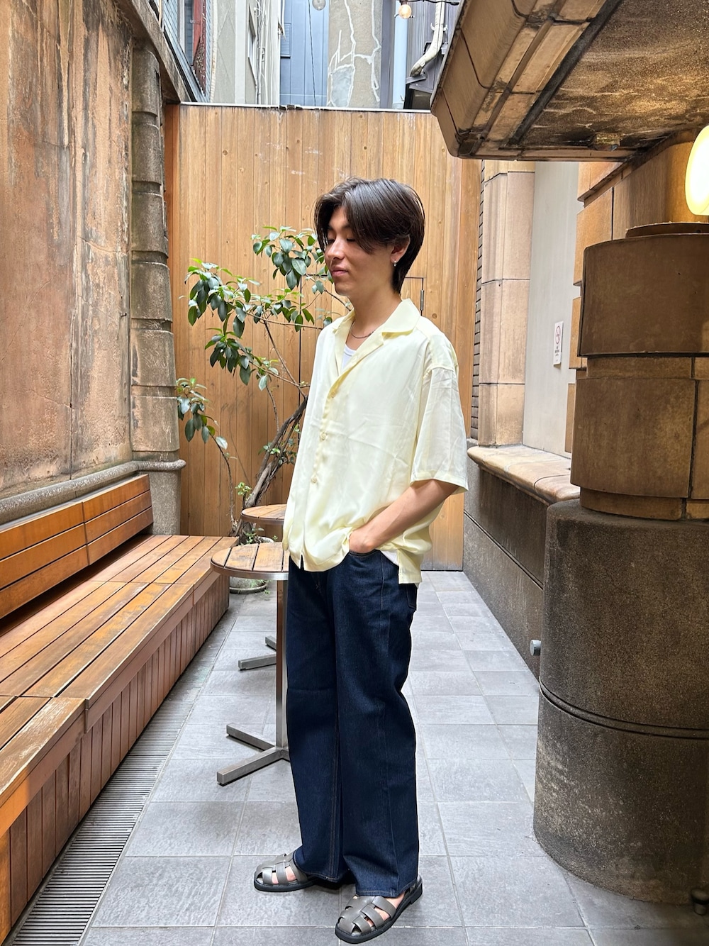 イエロー系のシャツ/ブラウス、ホワイト系のタンクトップ、ブルー系のデニムパンツを着用したメンズの夏コーディネートの1枚目の写真