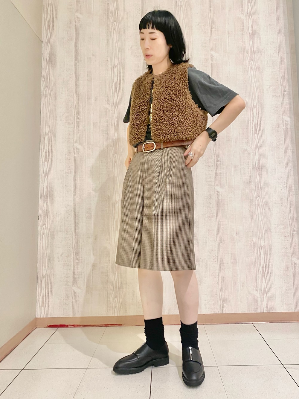 ブラック系のドレスシューズ、ベージュ系のその他パンツ、ブラウン系のベストを着用したレディースの秋コーディネートの1枚目の写真