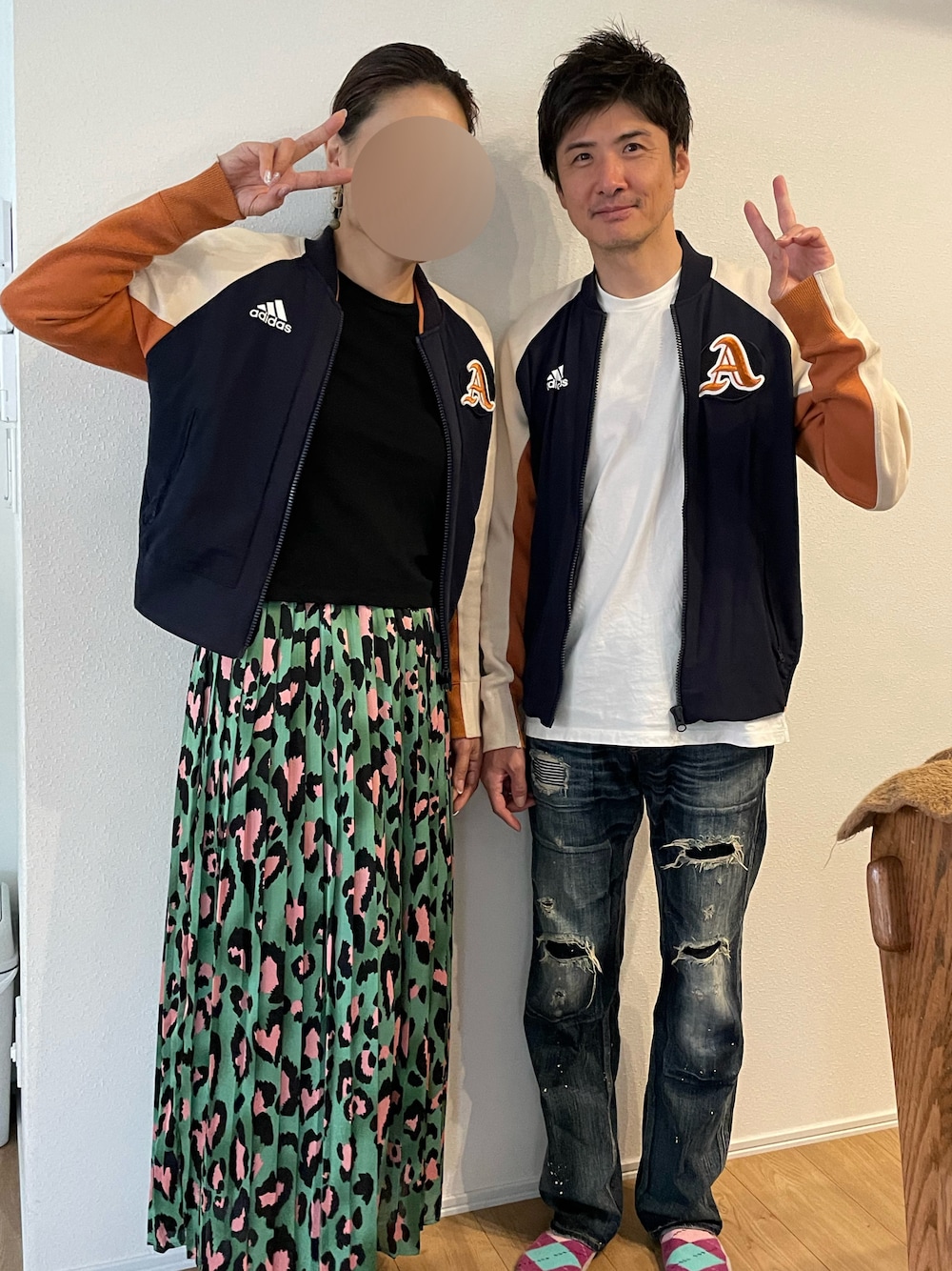 「おそろいコーデ、スポーツミックス、adidas、秋コーデ、ジャケットスタイル、ダメージデニムパンツ」｜「adidasのVRCT ジャケット [VRCT Jacket] アディダス（スタジャン、ブルー系）」を使った、ジャイさん（メンズ・174cm）の秋コーディネートの1枚目の写真