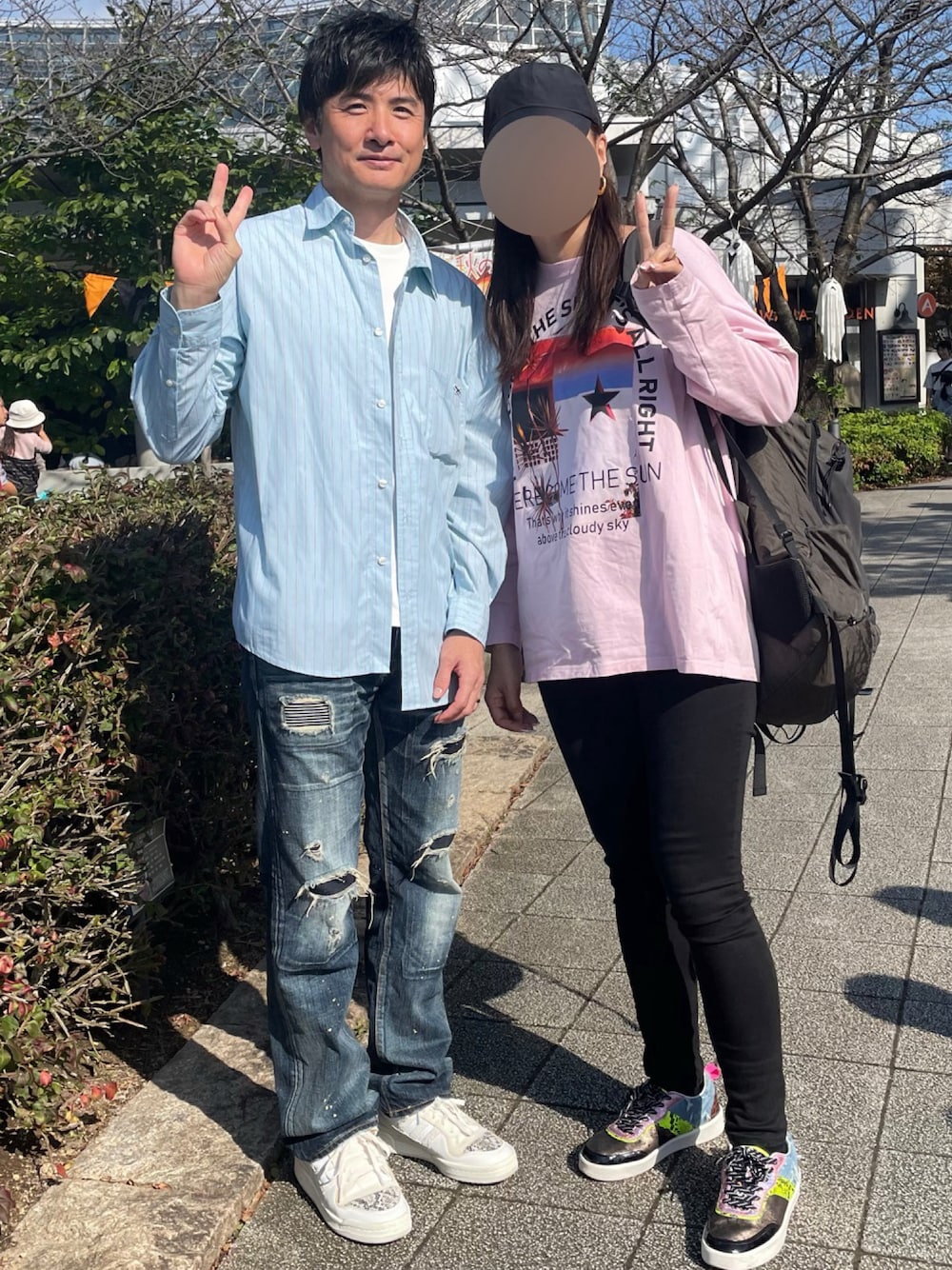 「キキララ、秋コーデ、テーマパークコーデ、シャツスタイル、ダメージデニムパンツ」｜「TOWNCRAFTのTOWN CRAFT×FREAK'S STORE/タウンクラフト 別注 The FOX カラーストライプシャツ（シャツ/ブラウス、ブルー系）」を使った、ジャイさん（メンズ・174cm）の秋コーディネートの1枚目の写真