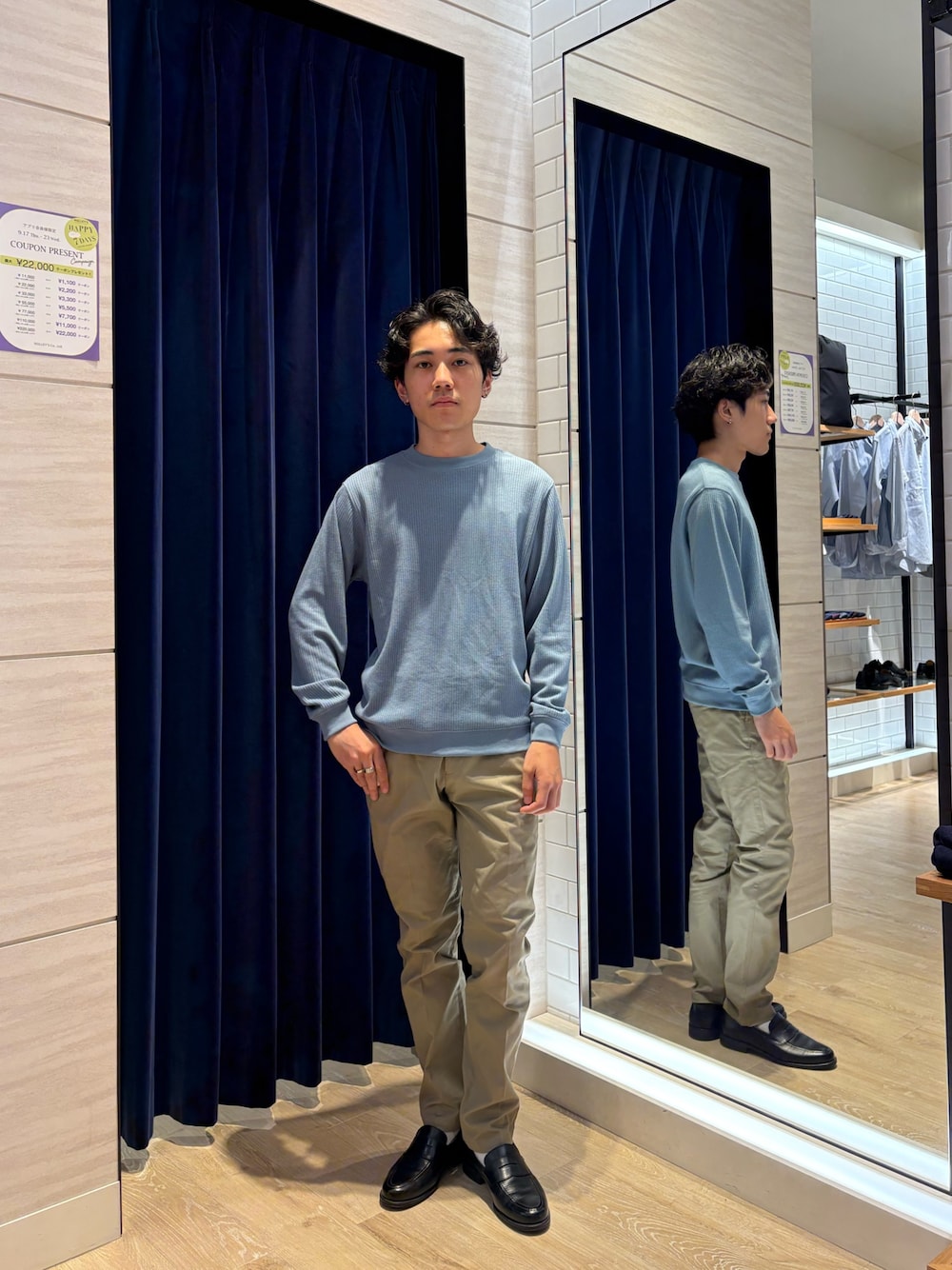 ブルー系のTシャツ/カットソー、ベージュ系のチノパンツを着用したメンズの秋コーディネートの1枚目の写真