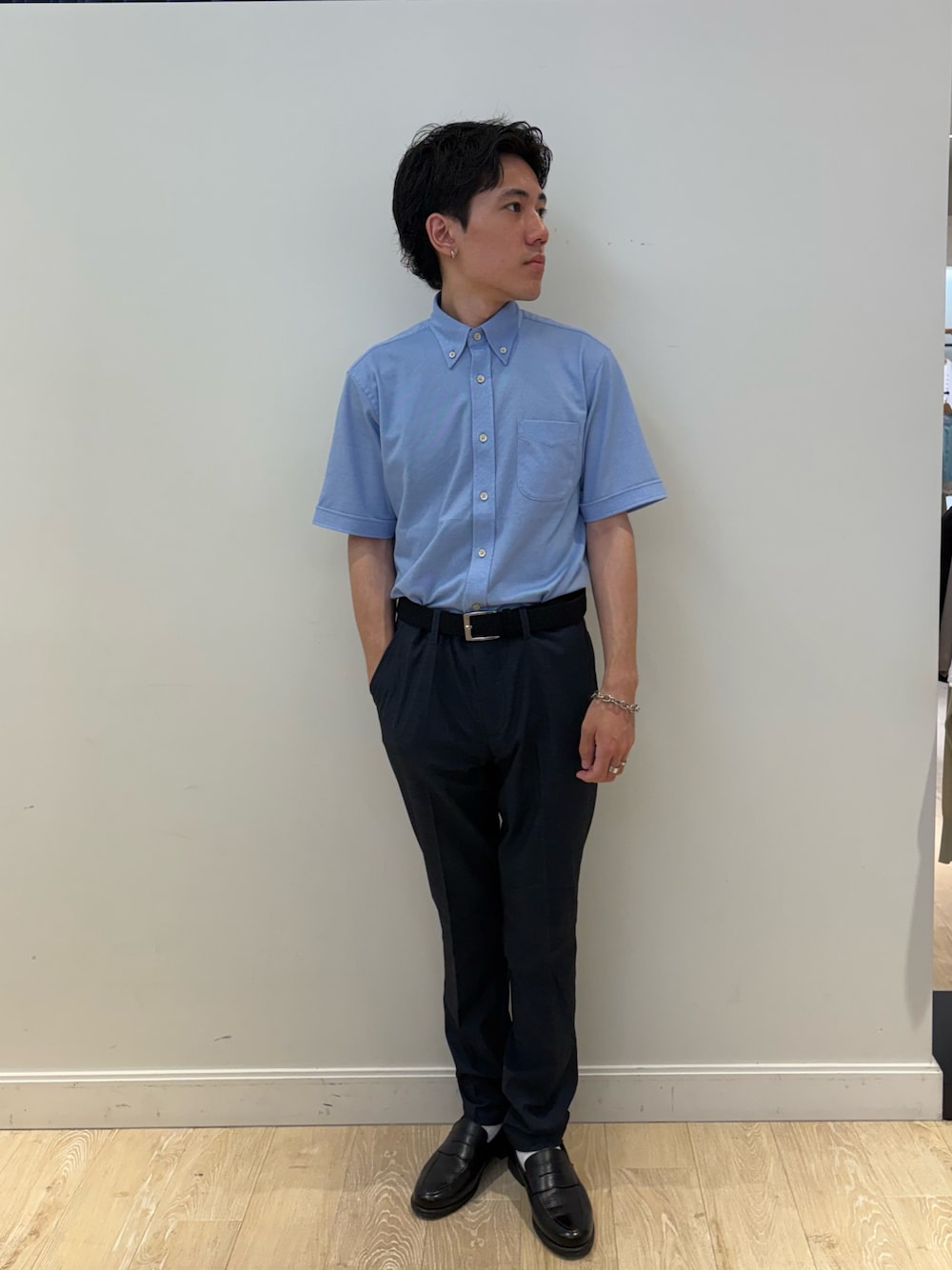 ブルー系のシャツ/ブラウス、グレー系のチノパンツを着用したメンズの夏コーディネートの1枚目の写真
