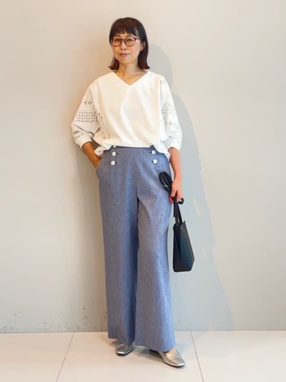 ホワイト系のTシャツ/カットソー、ブルー系のその他パンツ、シルバー系のその他シューズを着用したレディースの夏コーディネートの1枚目の写真