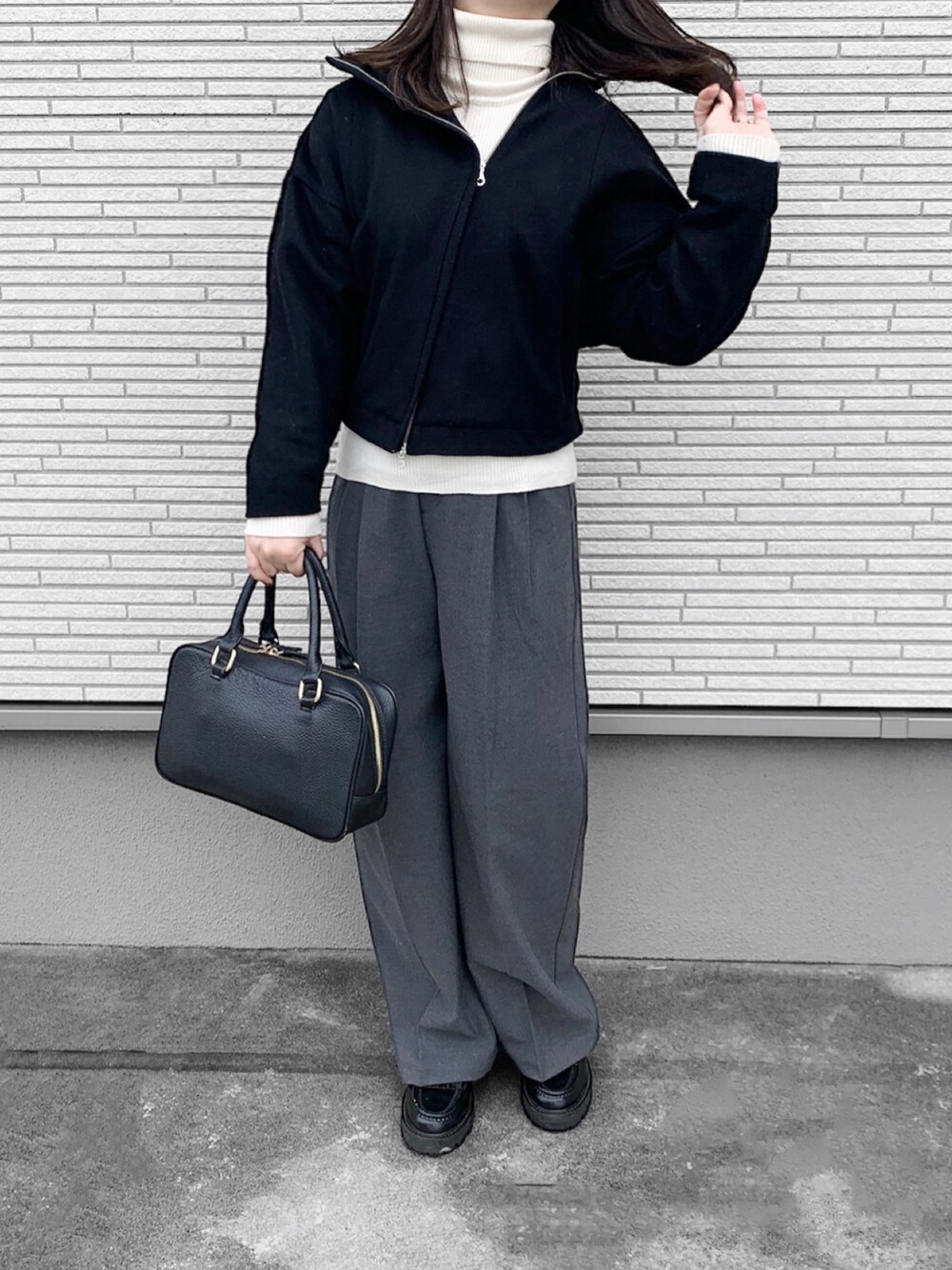 「秋冬コーデ、オトナ女子、オトナカジュアル、モノトーン、ローファーコーデ、セリーヌ、タートルネック、スラックスコーデ、レイヤード、キレイめコーデ、冬服、休日スタイル、ブラック、fudge部」｜「notre favoriのアイテム（トートバッグ、ブラック系）」を使った、iさん（レディース・161cm）の冬コーディネートの1枚目の写真