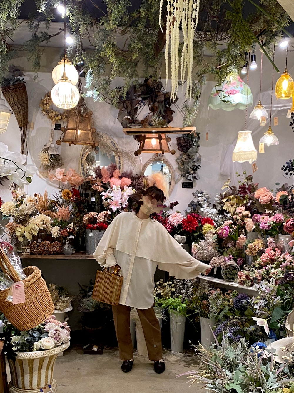 「淡色コーデ、淡色女子、ラッフルフリル、ラッフルスリーブ」｜「andmeのきれいめツイル美脚ウエストドローストリングタックテーパードパンツ センタープレスパンツ ウエストゴム（スラックス、ブラウン系）」を使った、ぽんぬさん（レディース・154cm）の冬コーディネートの1枚目の写真