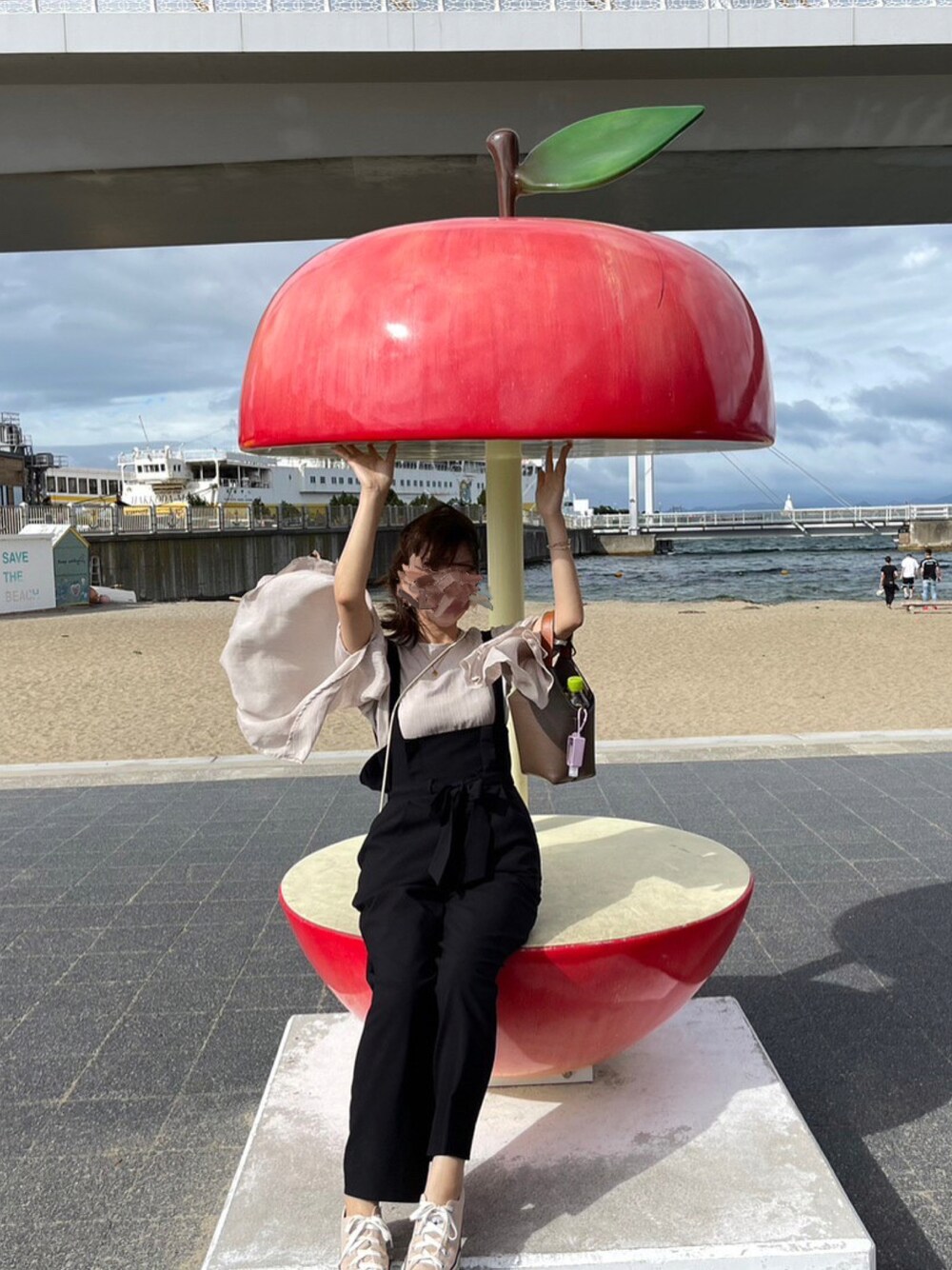 「flower、サロペット、サロペットパンツ、シースルーブラウス、休日スタイル」｜「flowerのribbon saloppete ～リボンサロペット（サロペット/オーバーオール、ブラック系）」を使った、ぽんぬさん（レディース・154cm）の冬コーディネートの1枚目の写真