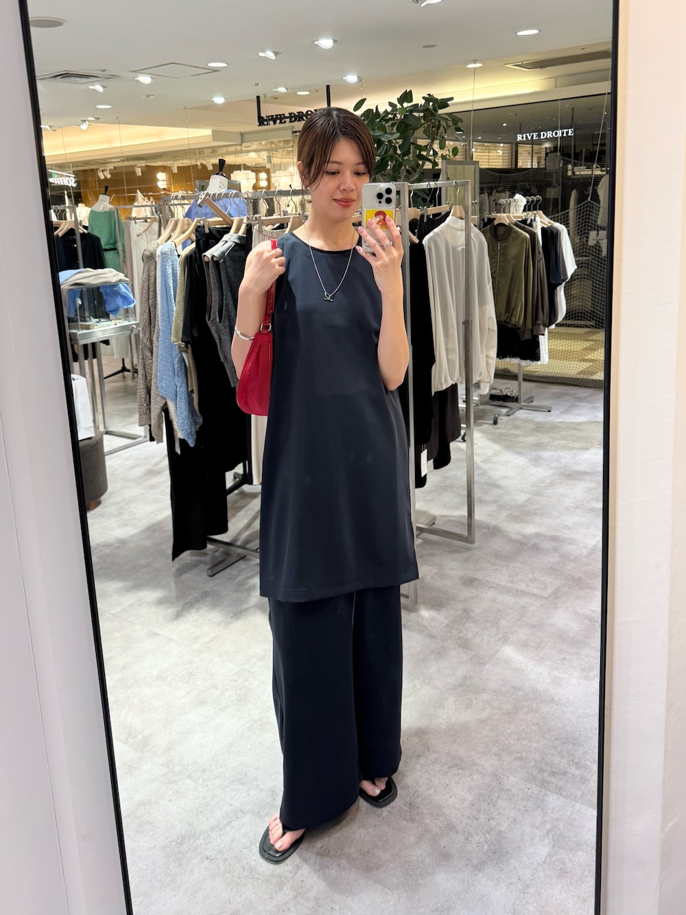 ブルー系のシャツ/ブラウス、ブルー系のその他パンツ、レッド系のハンドバッグを着用したレディースの夏コーディネートの1枚目の写真