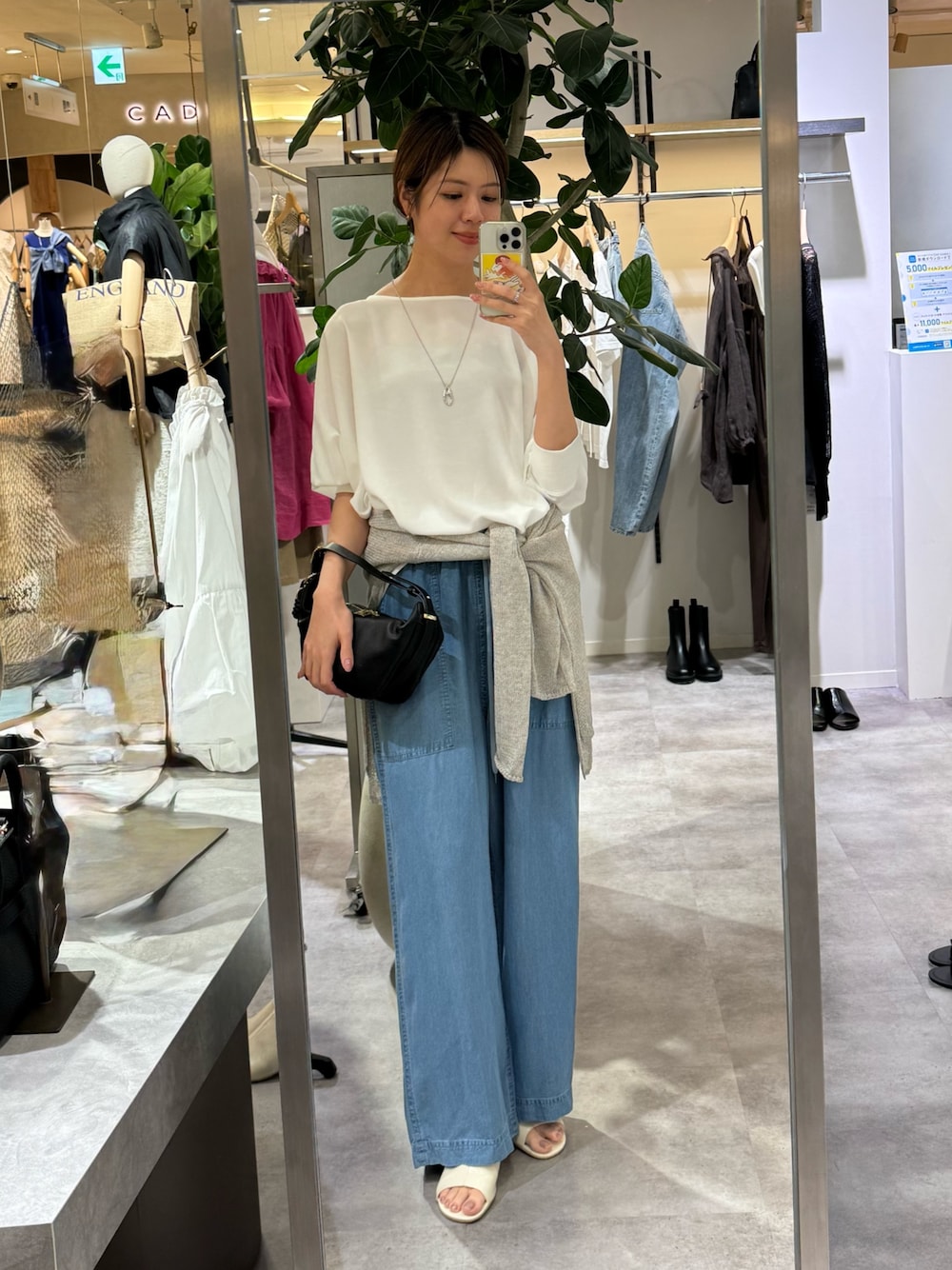 ホワイト系のシャツ/ブラウス、ブルー系のデニムパンツ、ブラック系のショルダーバッグを着用したレディースの夏コーディネートの1枚目の写真