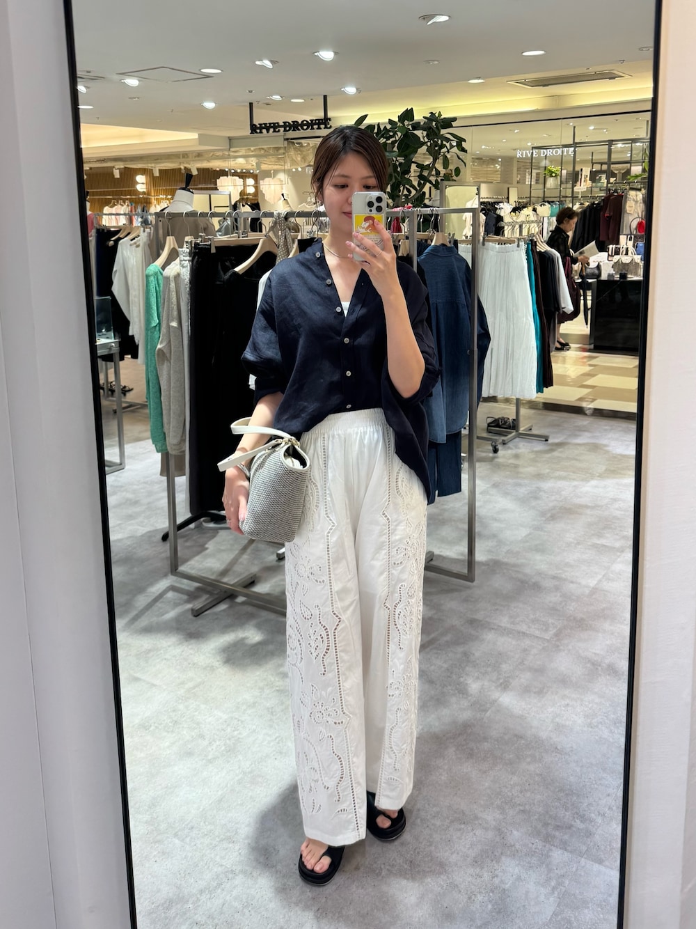 ホワイト系のその他パンツ、ブルー系のシャツ/ブラウス、ブラック系のサンダルを着用したレディースの夏コーディネートの1枚目の写真